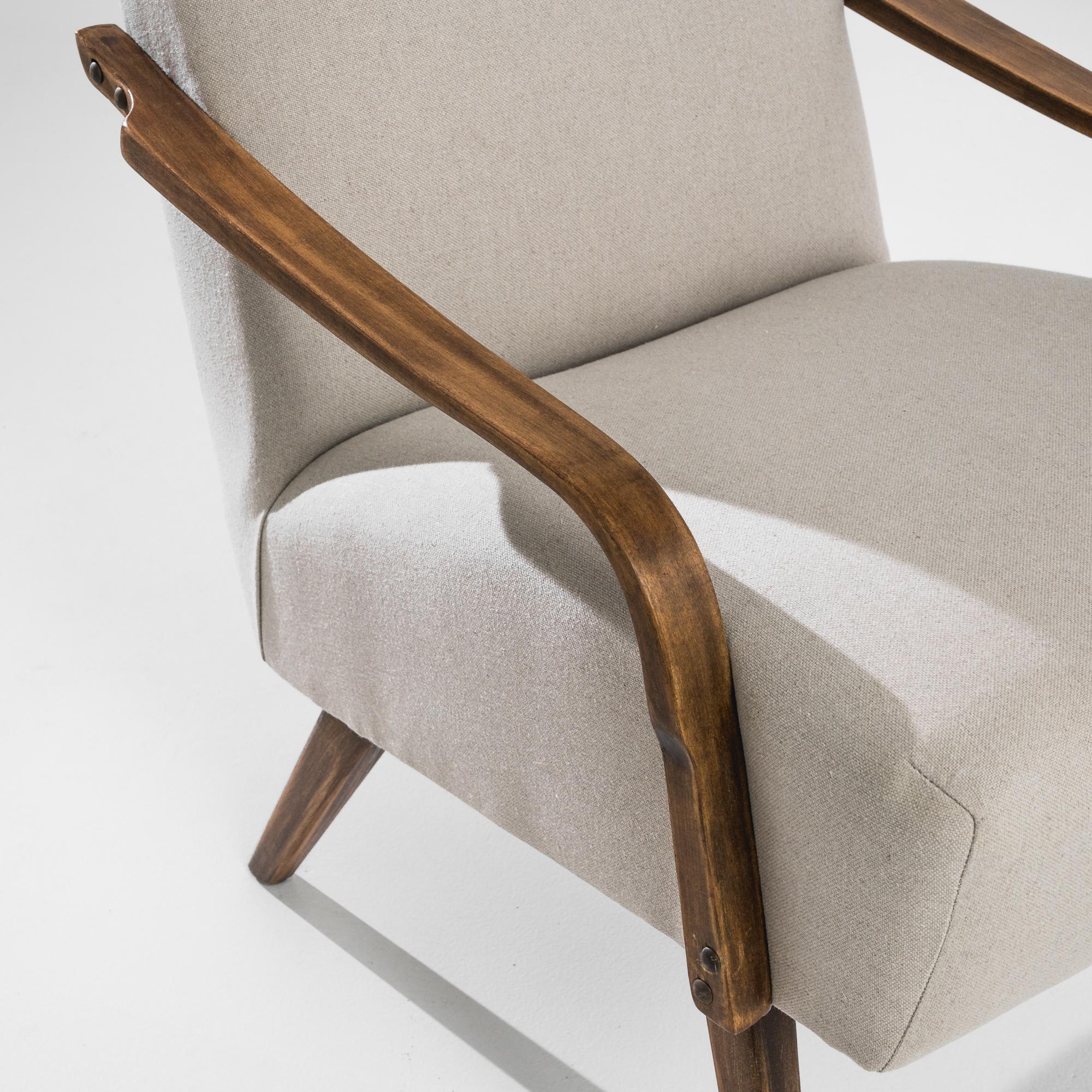 Entrez dans la sophistication des années 1960 avec cette élégante paire de fauteuils tapissés tchèques du célèbre designer J. Halabala. Ces chaises sont dotées d'accoudoirs et de pieds en bois légèrement incurvés, mettant en valeur le savoir-faire