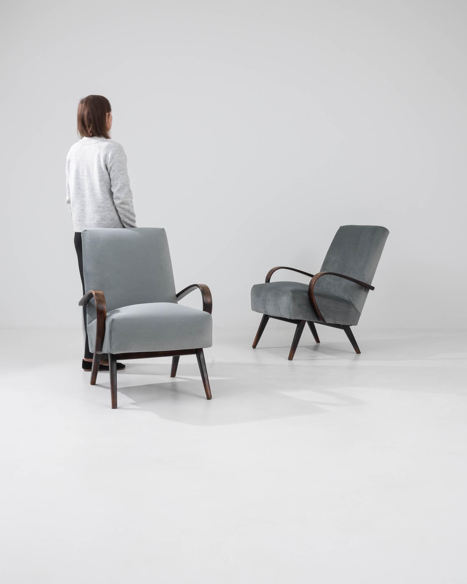 Mid-Century Modern Paire de fauteuils tchèques rembourrés des années 1960 par J. Halabala en vente