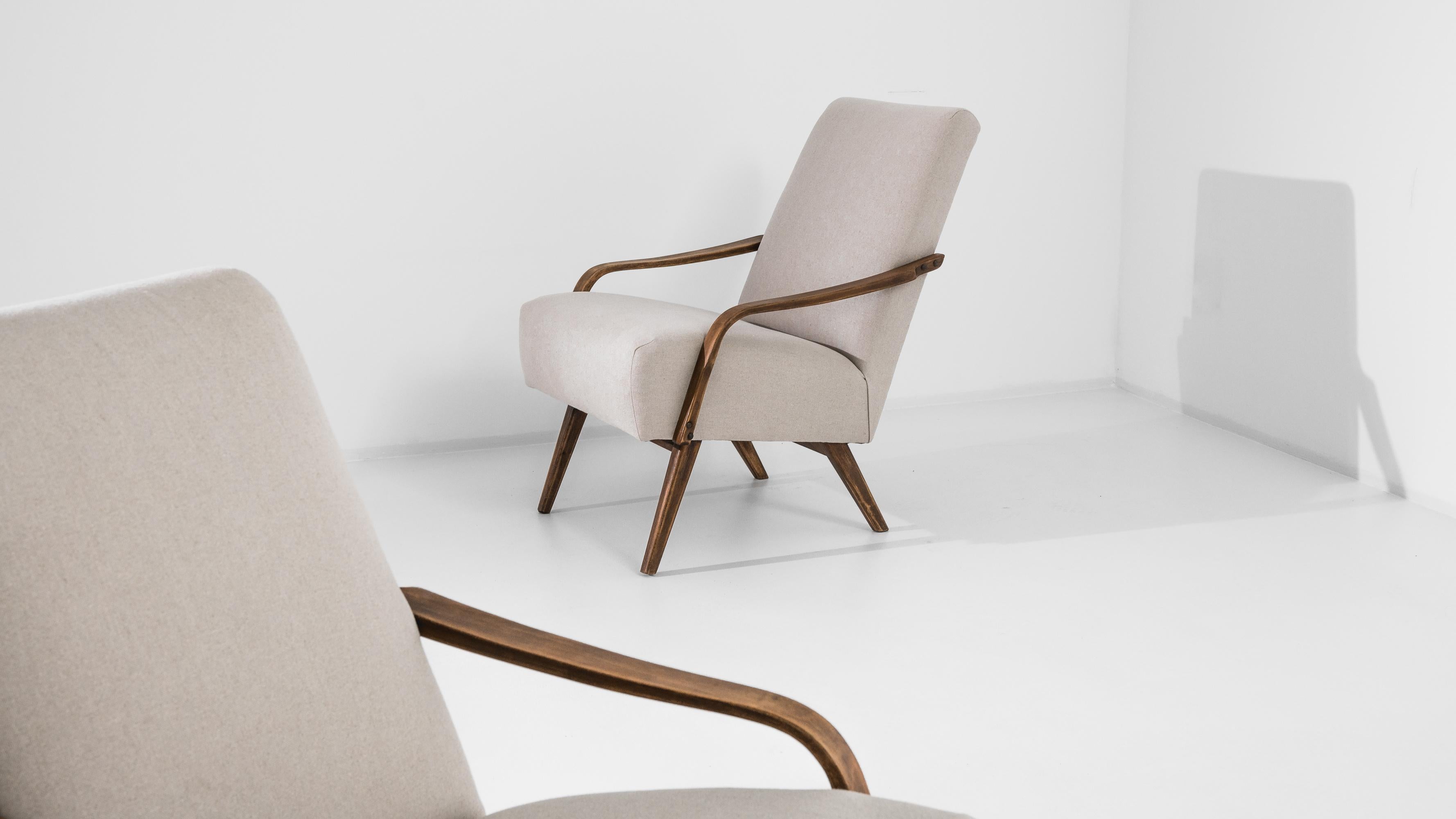 Tchèque Paire de fauteuils tapissés tchèques des années 1960 par J. Halabala en vente