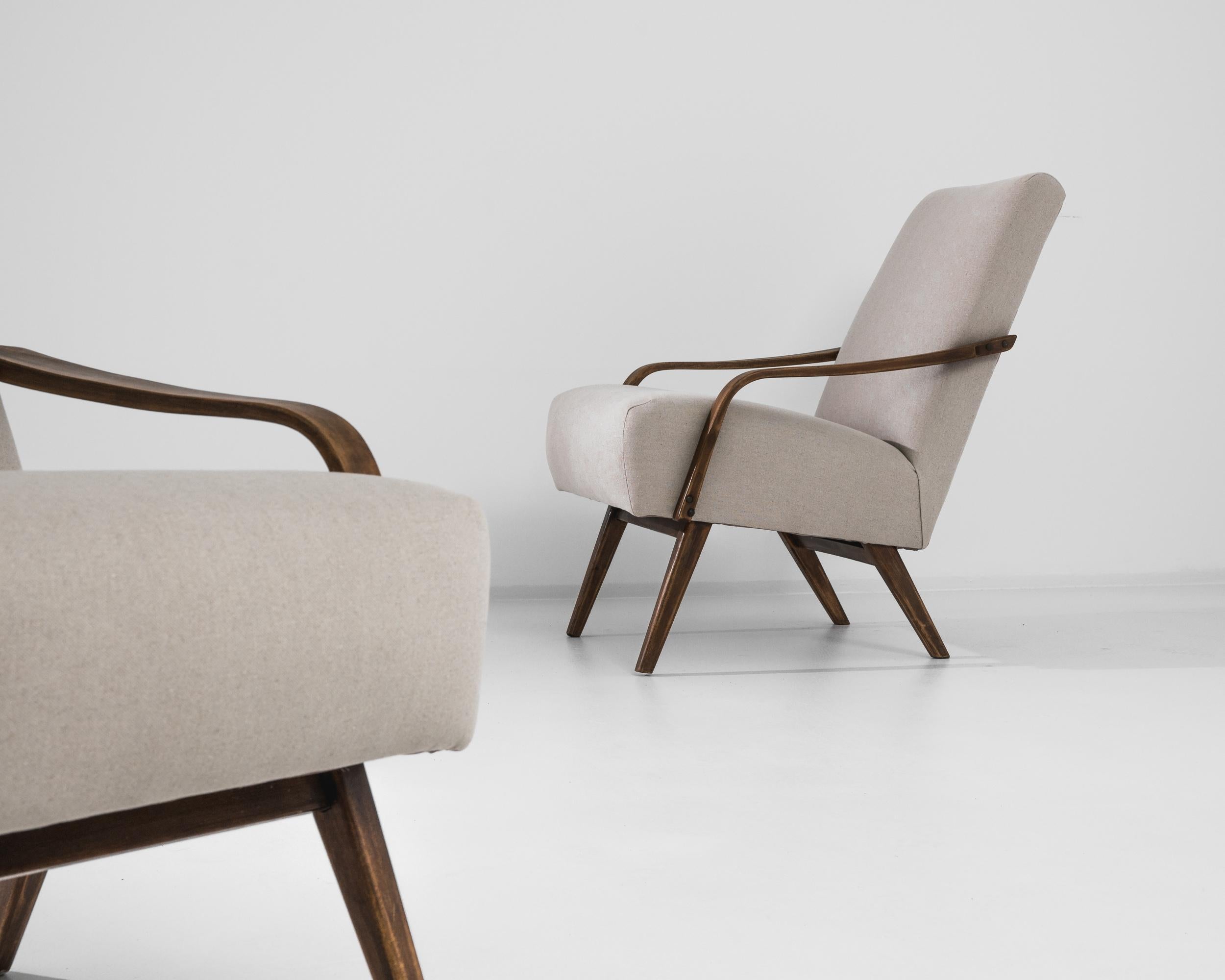 20ième siècle Paire de fauteuils tapissés tchèques des années 1960 par J. Halabala en vente