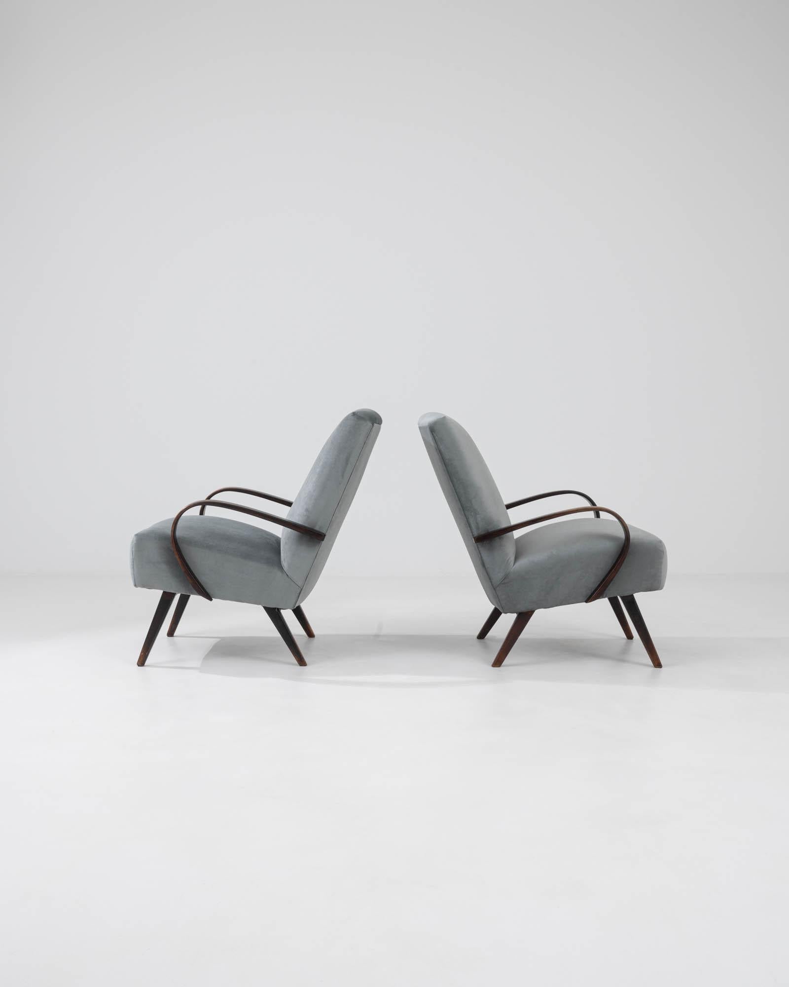 20ième siècle Paire de fauteuils tchèques rembourrés des années 1960 par J. Halabala en vente