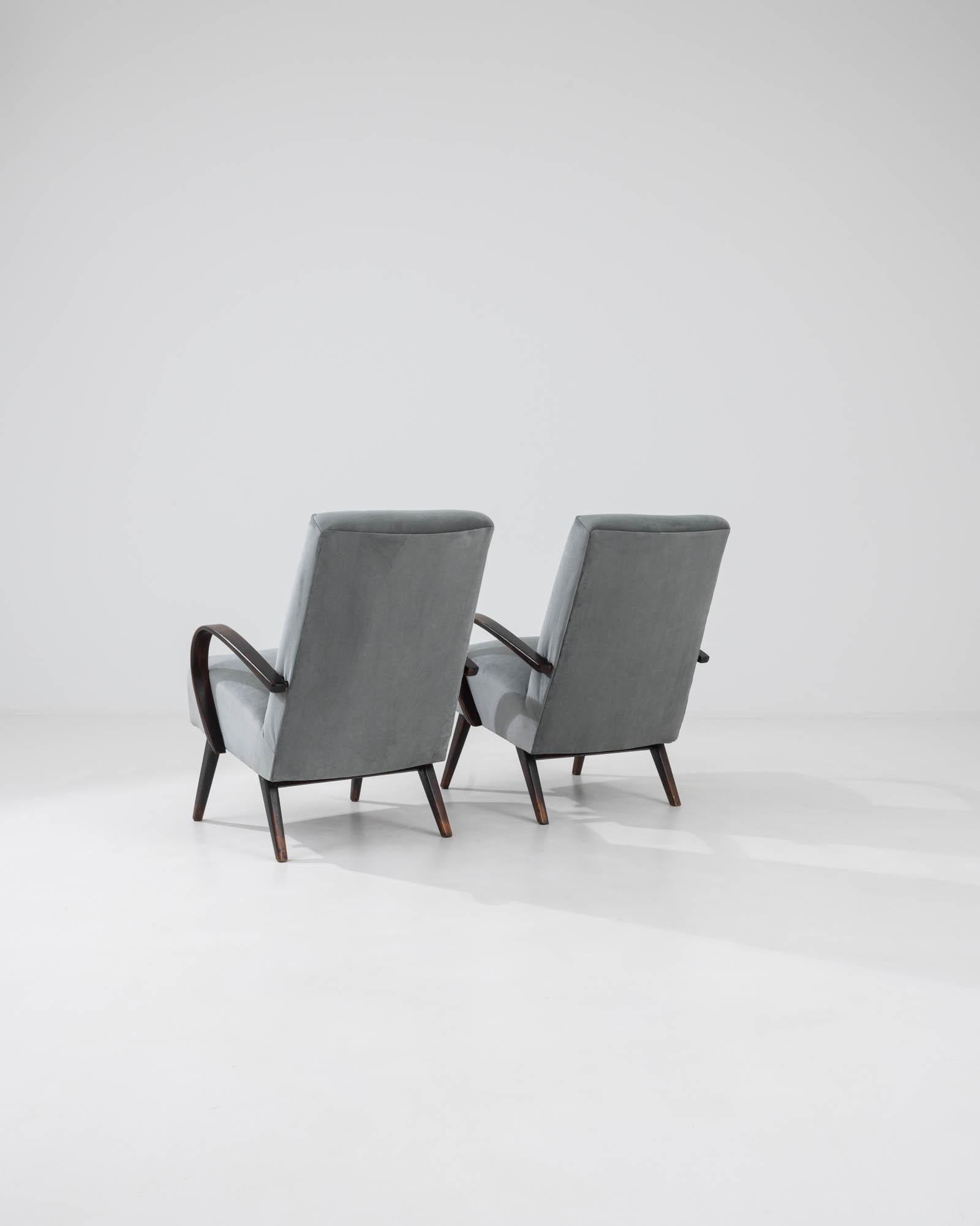 Tissu d'ameublement Paire de fauteuils tchèques rembourrés des années 1960 par J. Halabala en vente