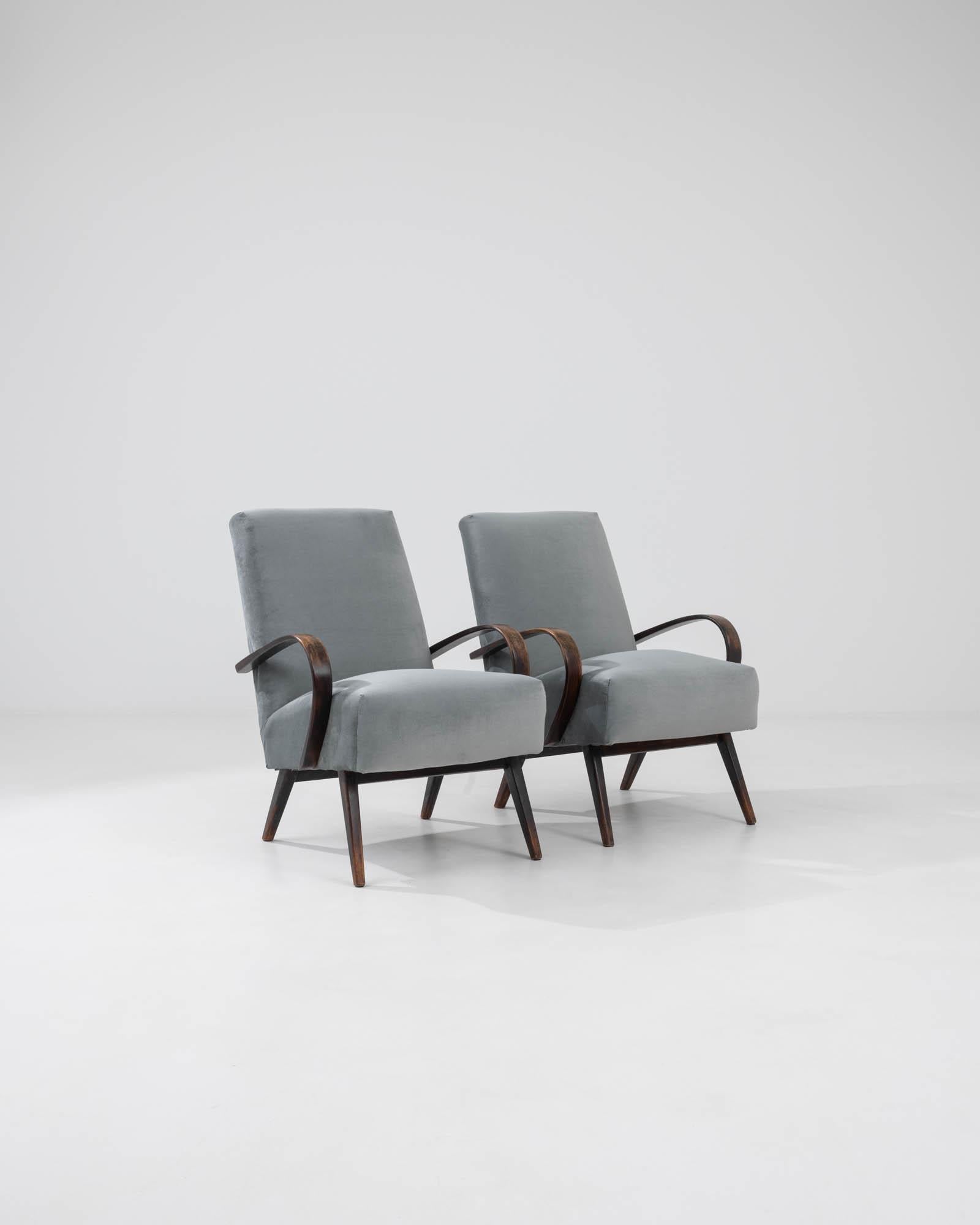 Paire de fauteuils tchèques rembourrés des années 1960 par J. Halabala en vente 2