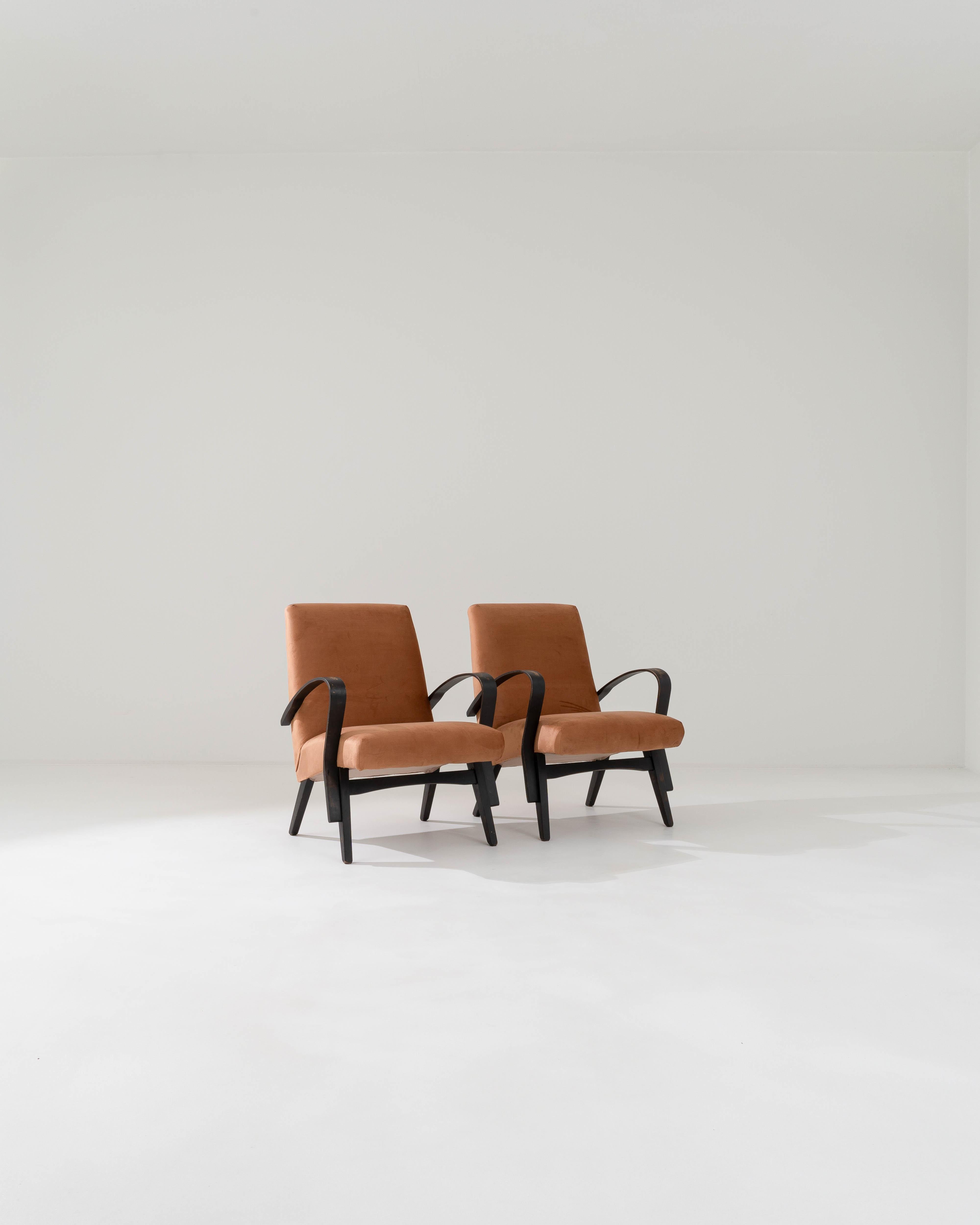 Caractérisés par les lignes épurées qui définissent leur silhouette minimaliste, ces fauteuils ont été fabriqués par l'emblématique marque tchèque, dont le design est attribué à František Jirák, dans les années 1960. Les surfaces lisses et profilées