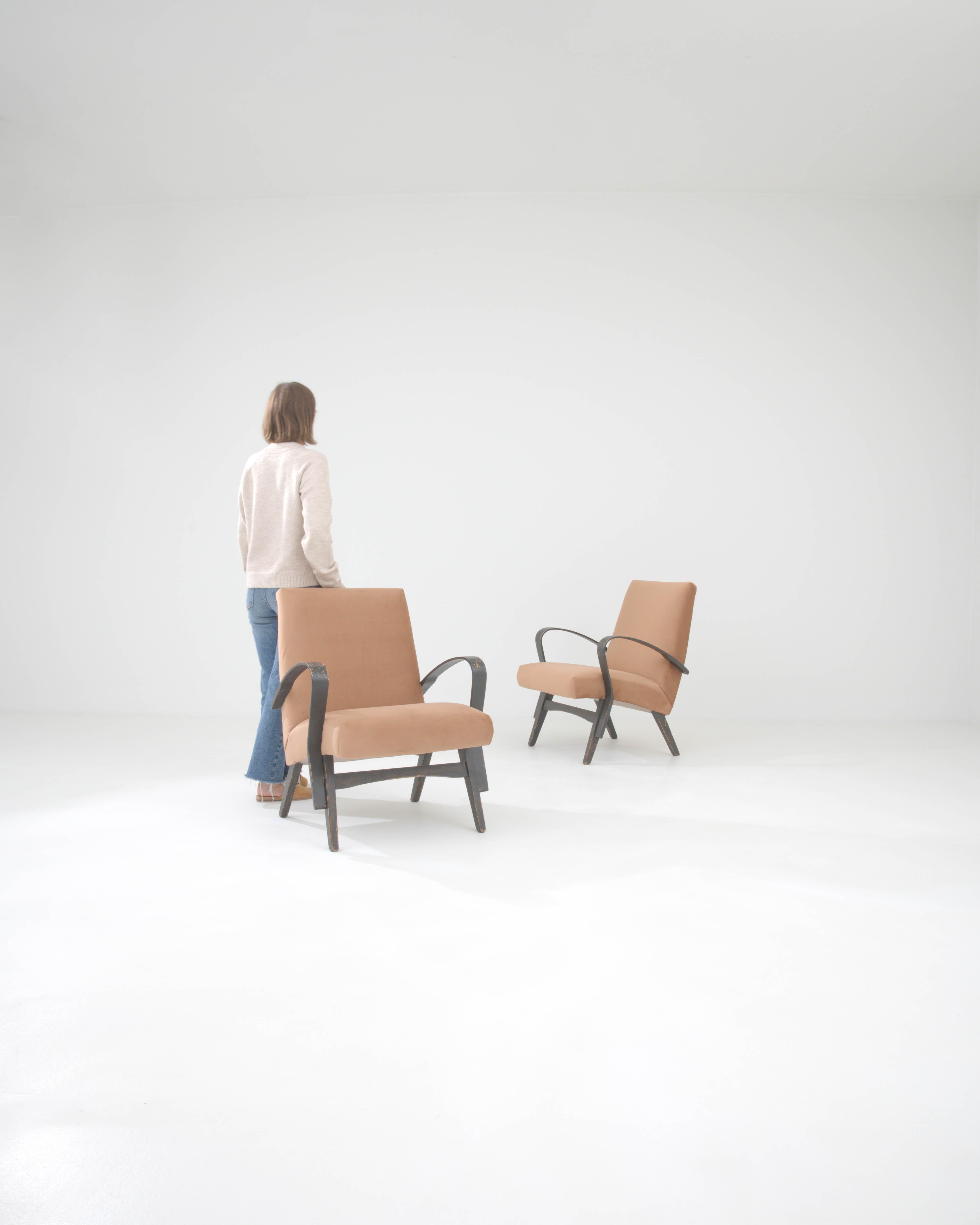 Ces fauteuils rembourrés tchèques des années 1960 par Tatra sont une célébration du modernisme vintage. Le couple dégage une ambiance à la fois élégante et invitante, ses lignes épurées et son design minimaliste constituant une déclaration subtile