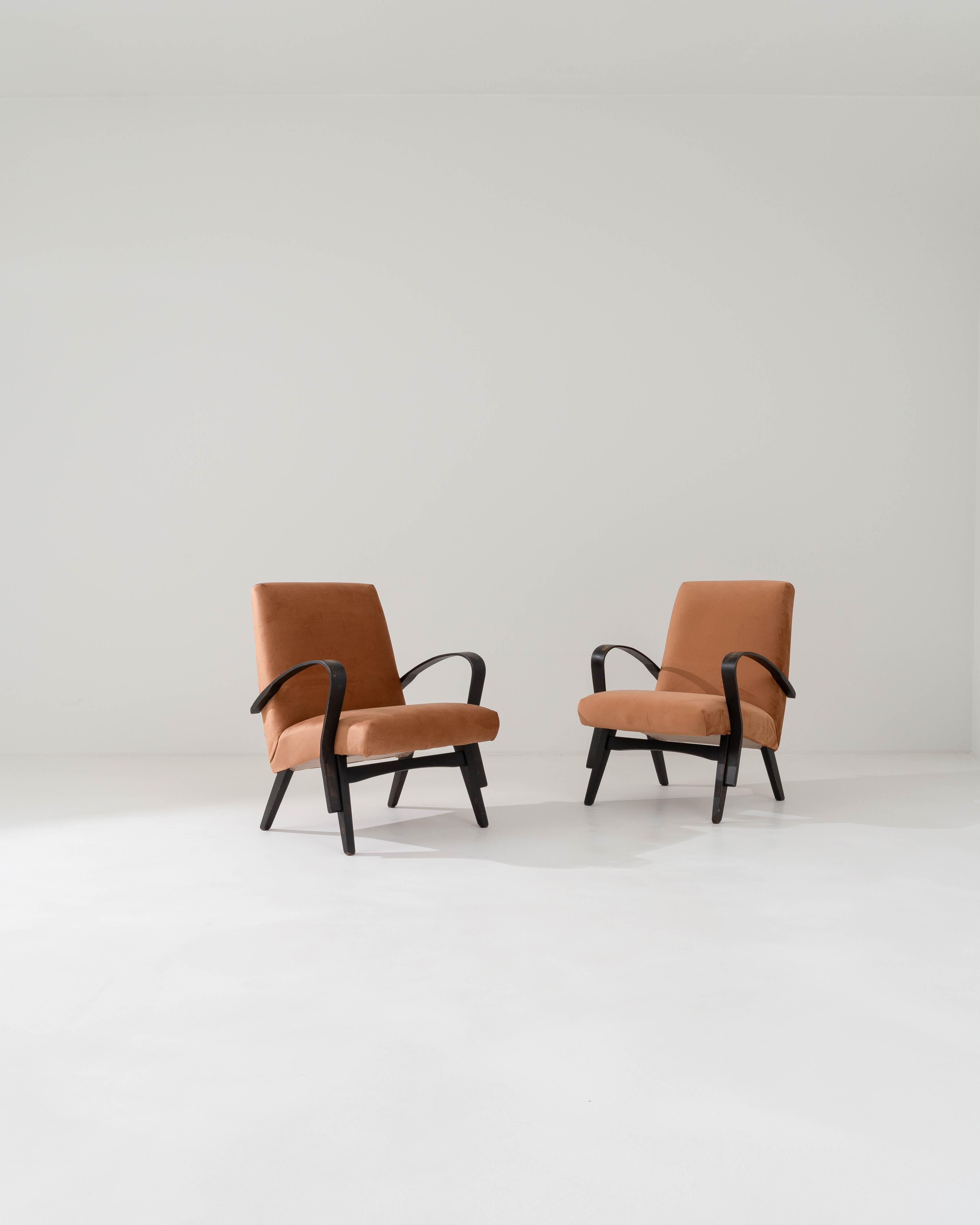 Paire de fauteuils tapissés tchèques des années 1960 par Tatra Bon état - En vente à High Point, NC