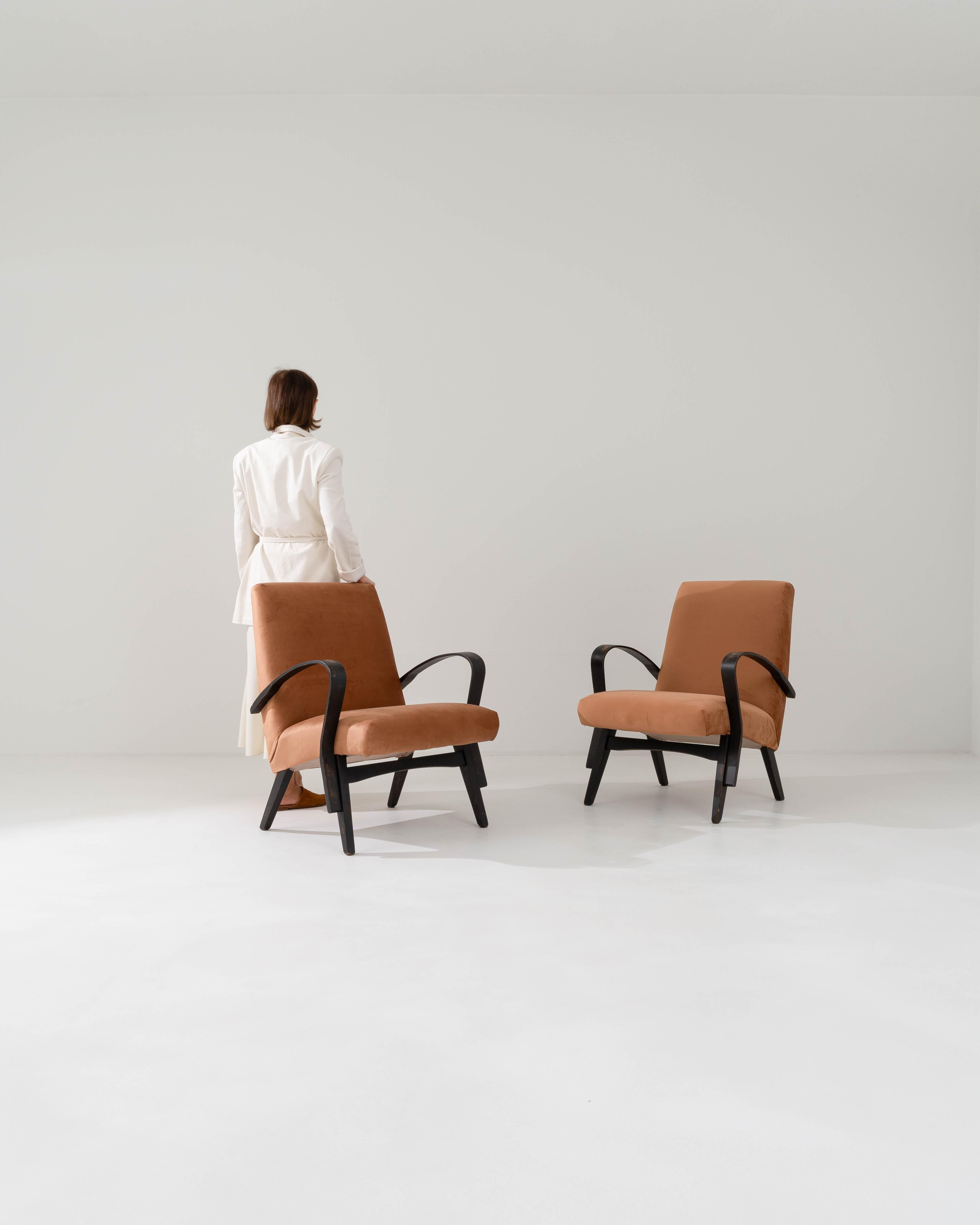 Milieu du XXe siècle Paire de fauteuils tapissés tchèques des années 1960 par Tatra en vente