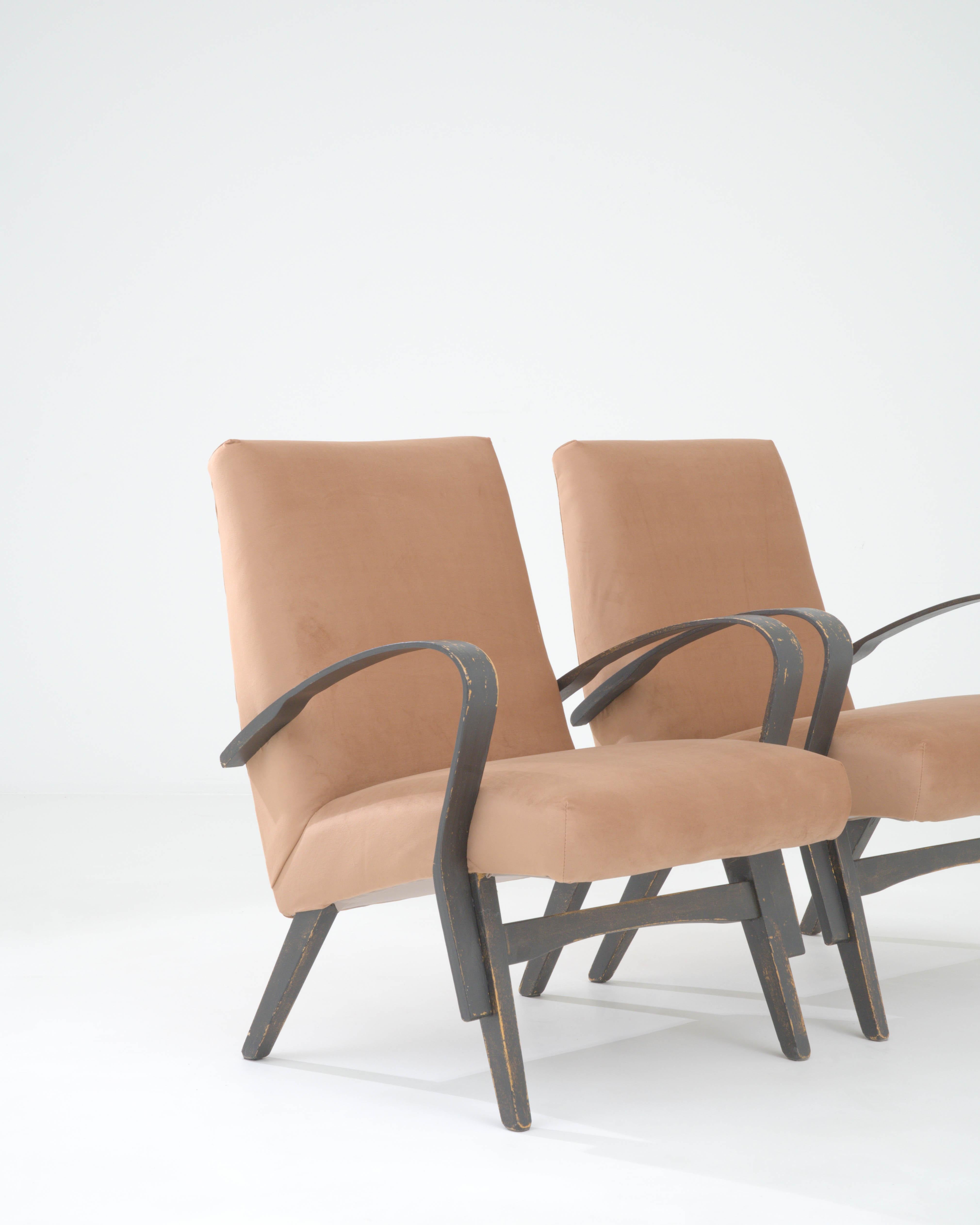 Paire de fauteuils tapissés tchèques des années 1960 par Tatra en vente 3