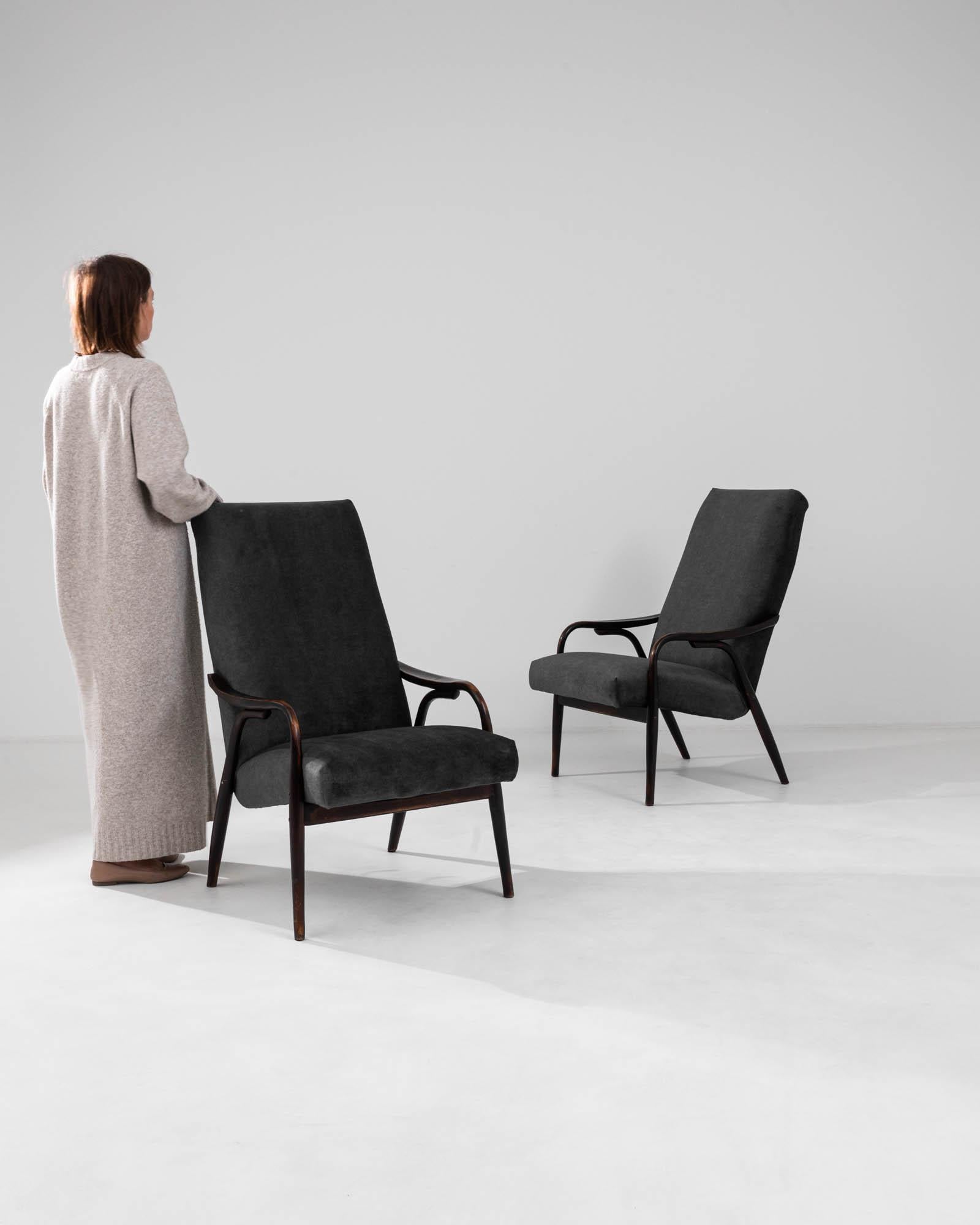 Entrez dans un monde de charme vintage avec cette paire de fauteuils tchèques des années 1960 par TON. Ces chefs-d'œuvre allient design fonctionnel et grâce esthétique, avec des cadres en bois élégants et incurvés qui exsudent une tonalité sombre et