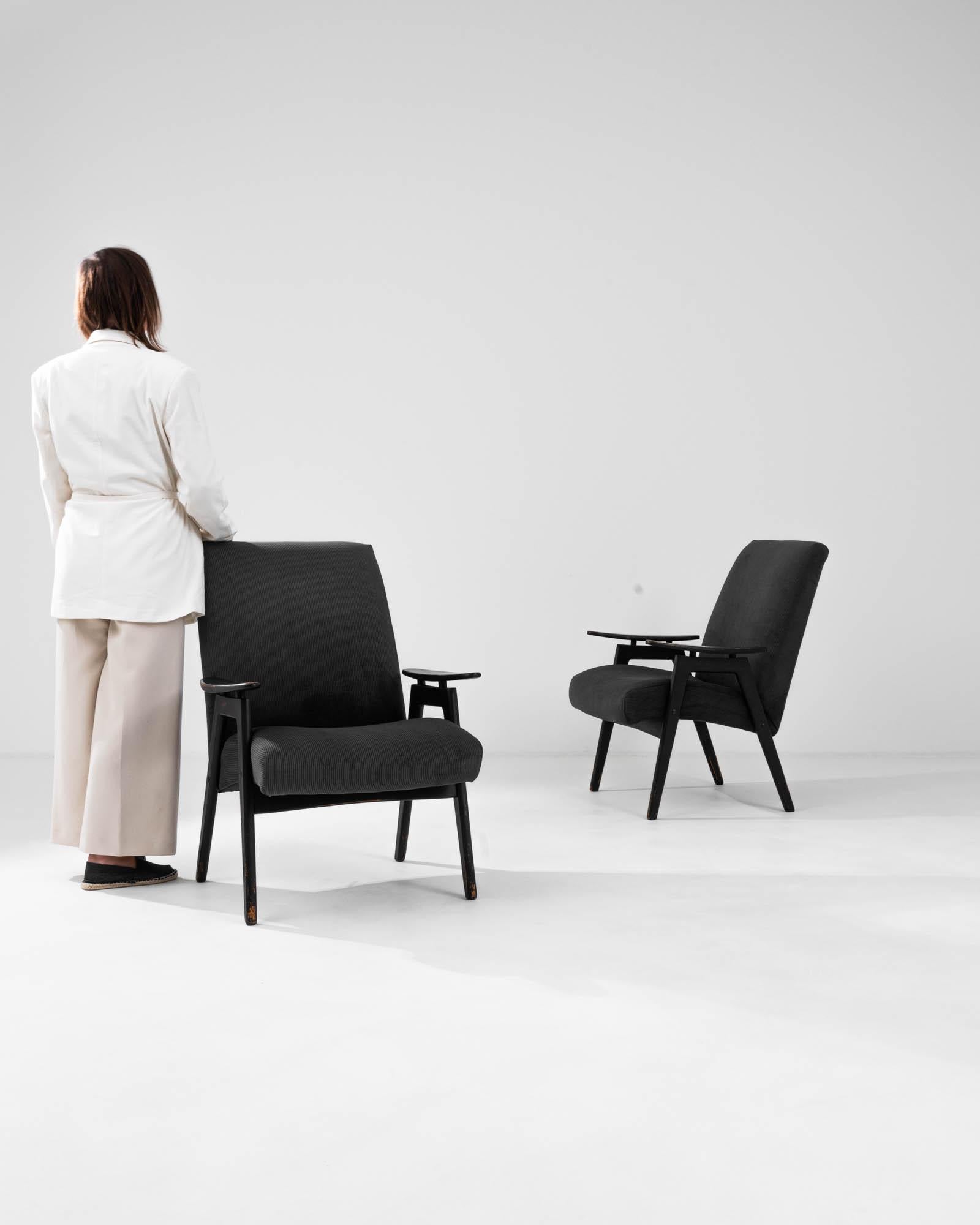 Entrez dans le royaume du design classique avec cette superbe paire de fauteuils tapissés tchèques des années 1960 par TON. Leur tapisserie nervurée noire frappante et leurs accoudoirs élégants mettent en valeur la quintessence de l'esthétique du