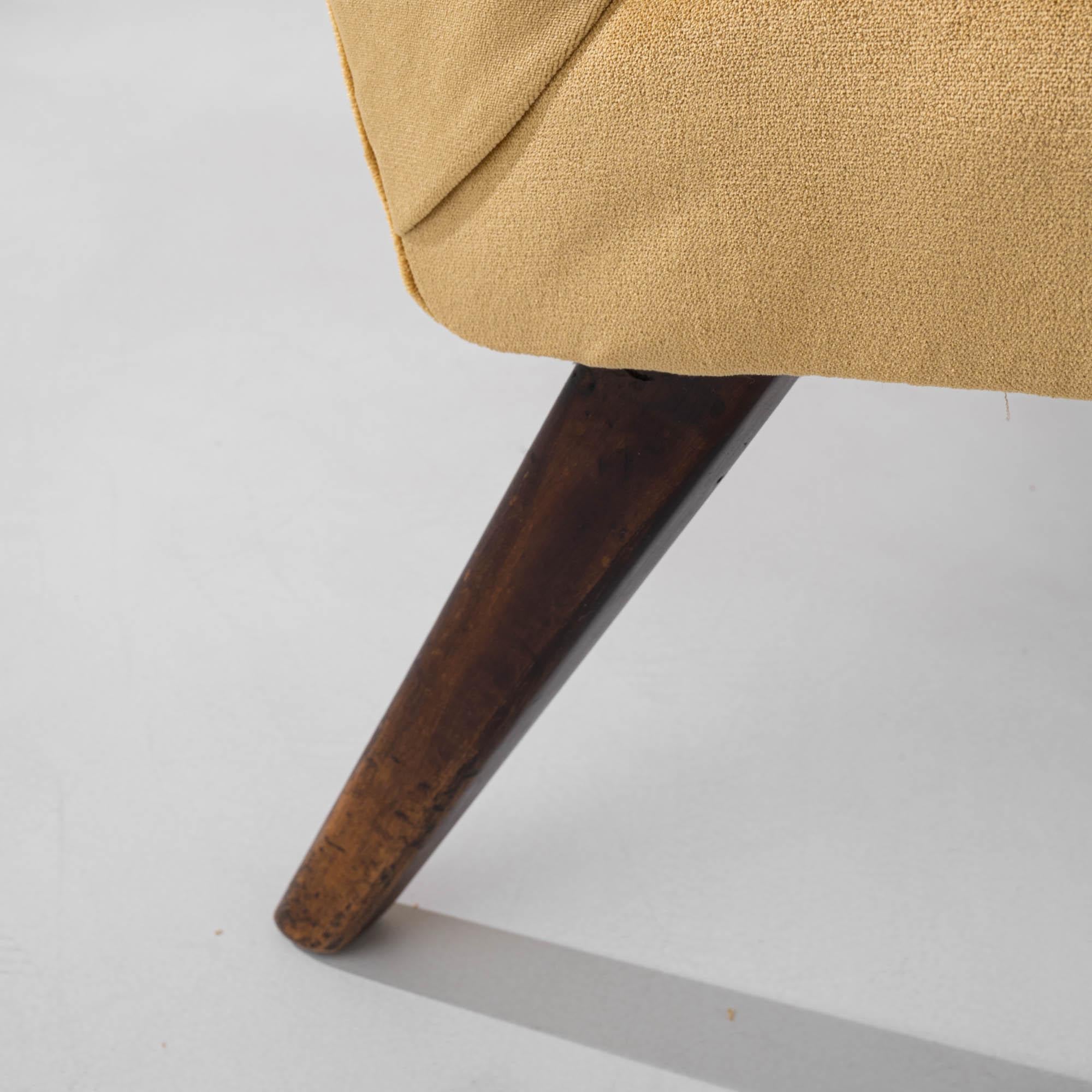 Replongez dans la sophistication des années 1960 avec cette élégante paire de fauteuils tapissés tchèques de TON. Leur revêtement en velours couleur moutarde apporte une touche de chaleur et de luxe, parfaite pour créer une atmosphère accueillante