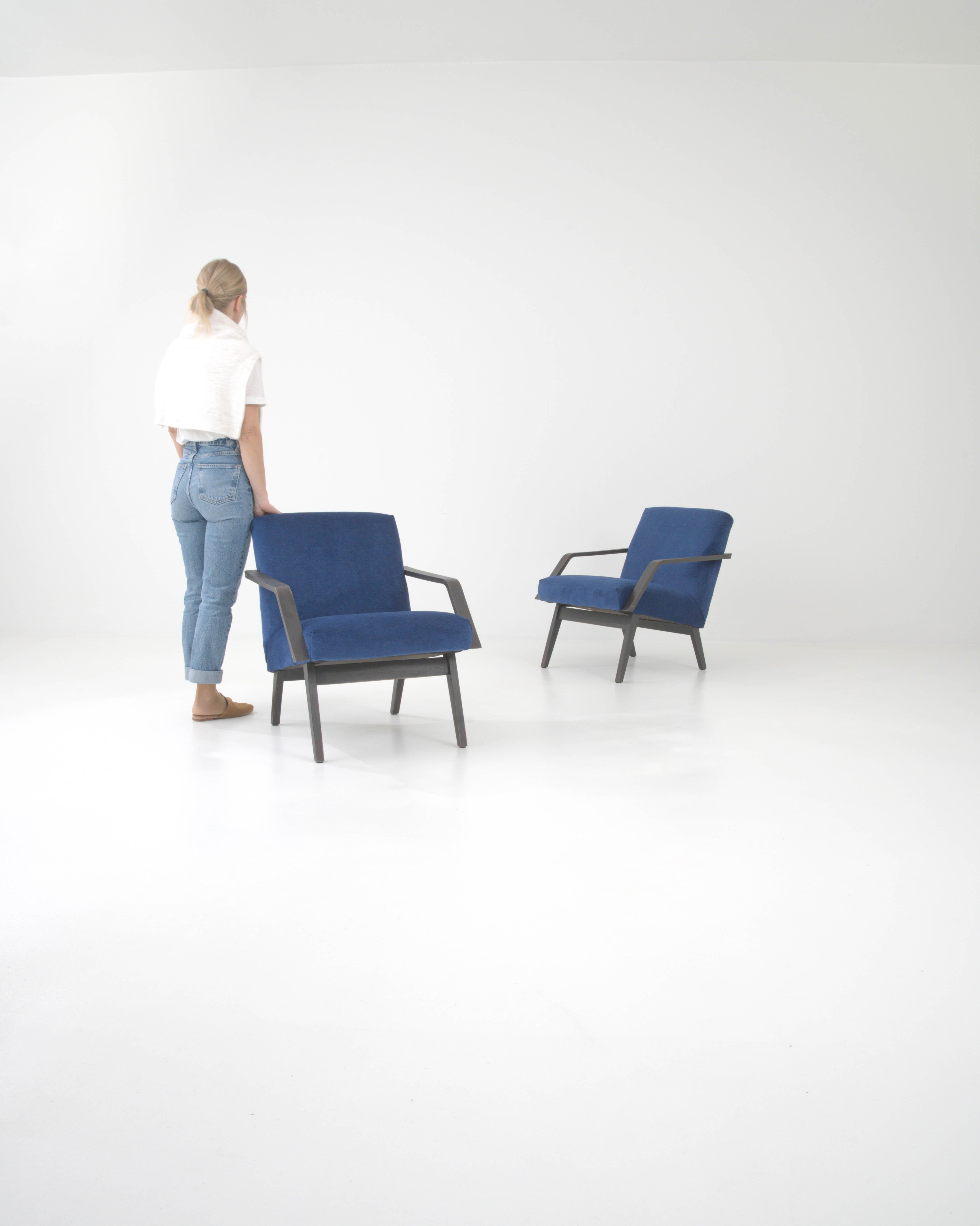 Entrez dans l'élégance des années 1960 avec cette exquise paire de fauteuils tapissés tchèques par TON, capturant l'essence du design du milieu du siècle avec leurs lignes épurées et leur esthétique sophistiquée. Ces chaises témoignent de