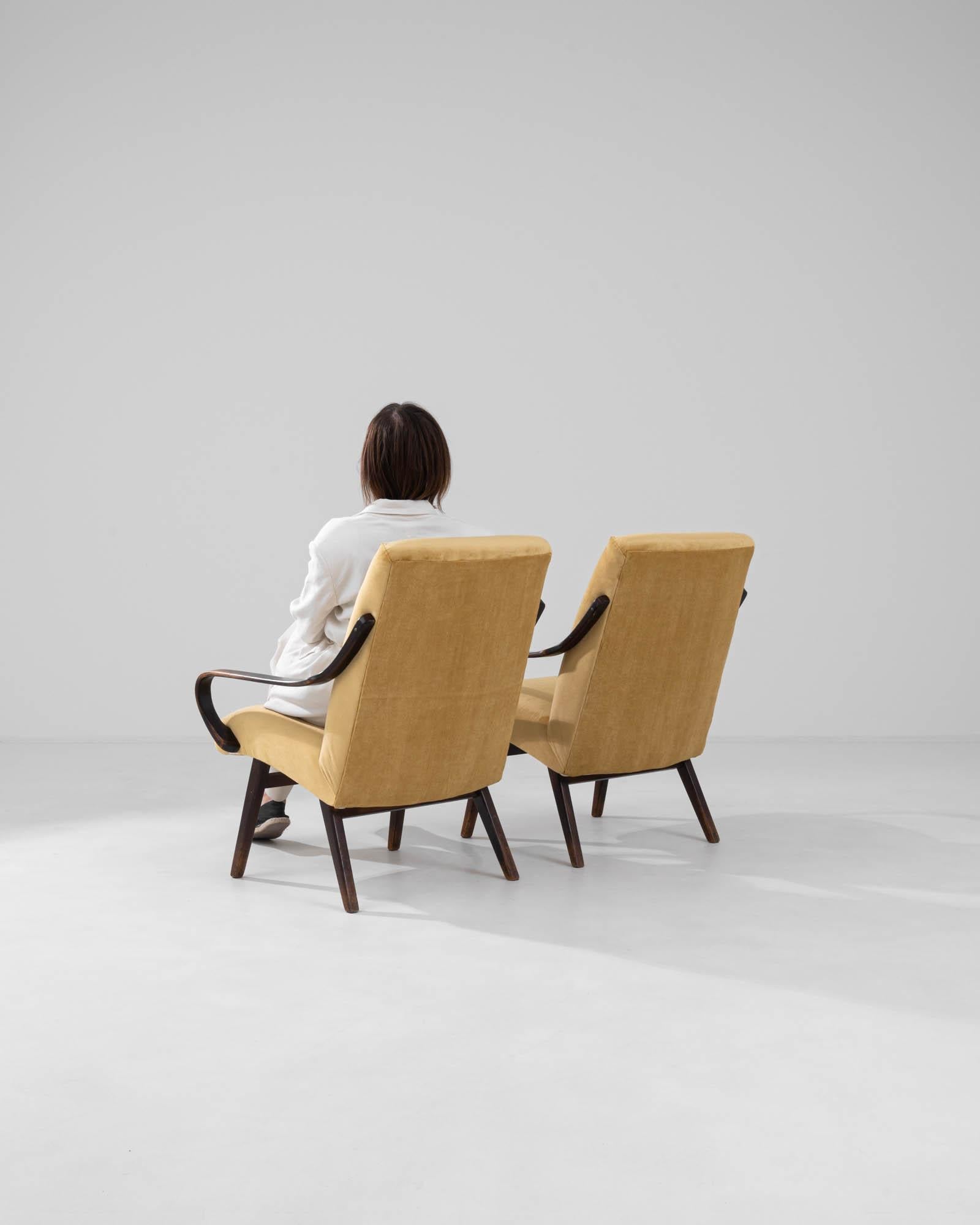 20ième siècle 1960s Czech Upholstered Armchairs By TON, a Pair en vente