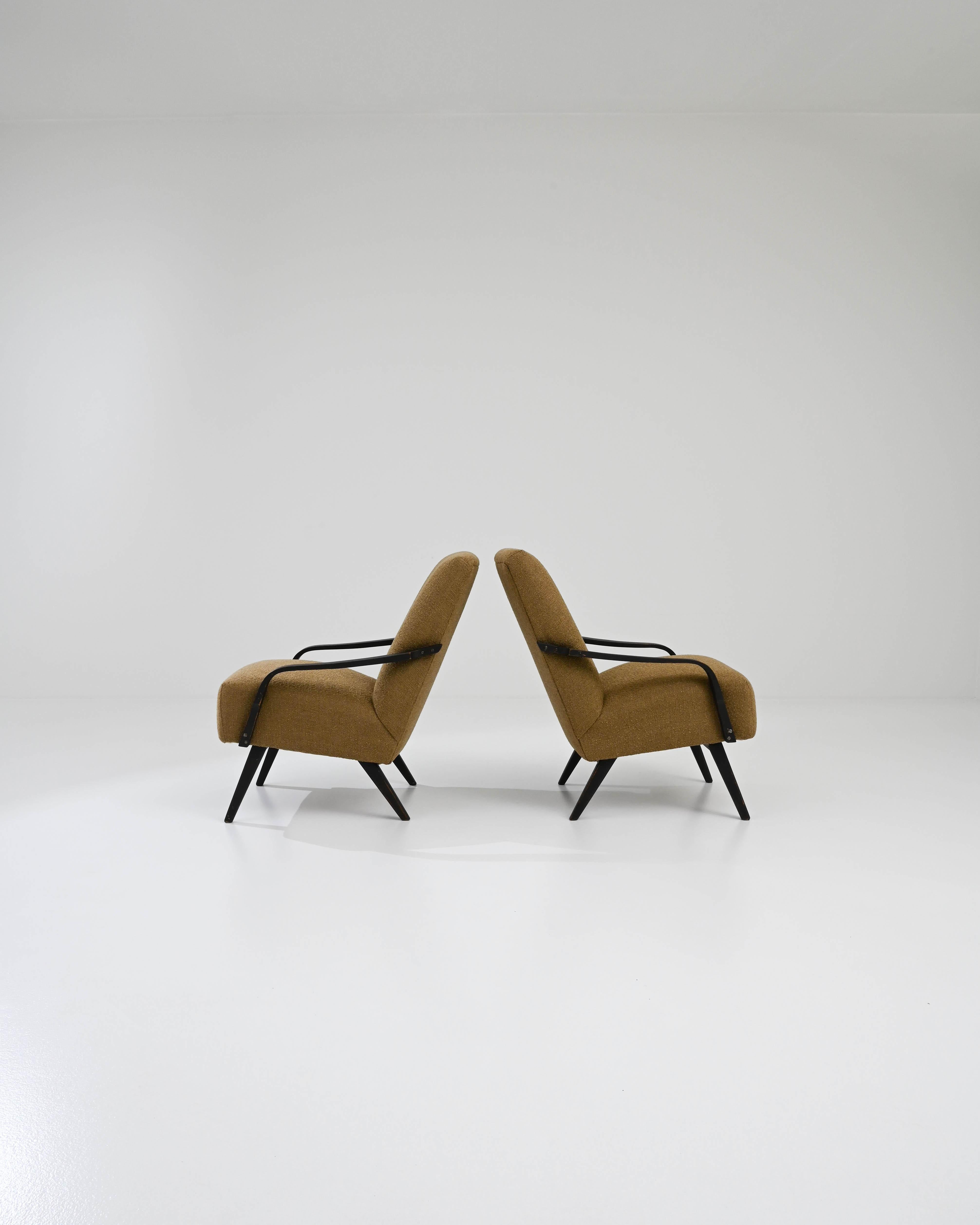 Milieu du XXe siècle Paire de fauteuils tapissés tchèques des années 1960 par TON en vente