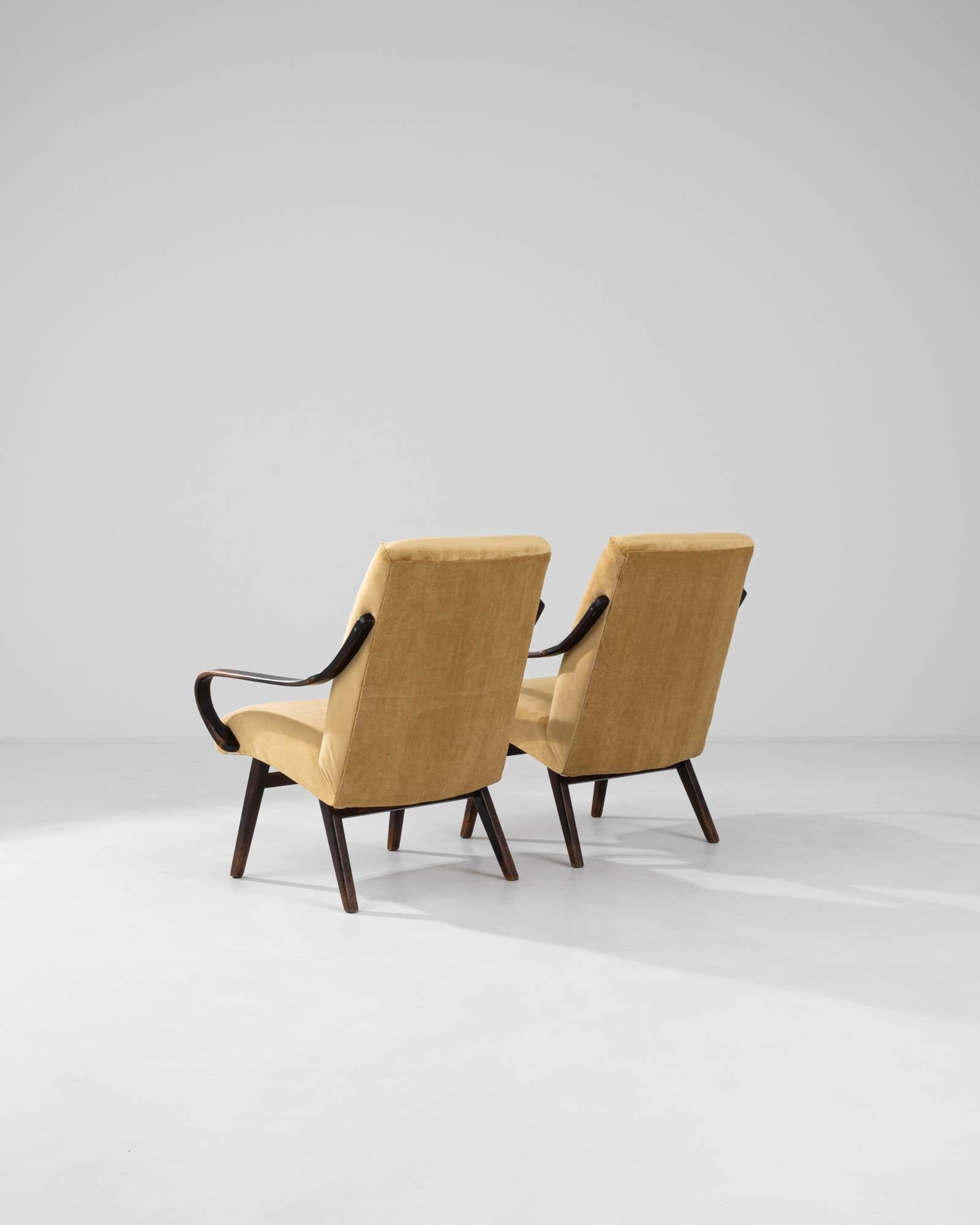 Tissu d'ameublement 1960s Czech Upholstered Armchairs By TON, a Pair en vente