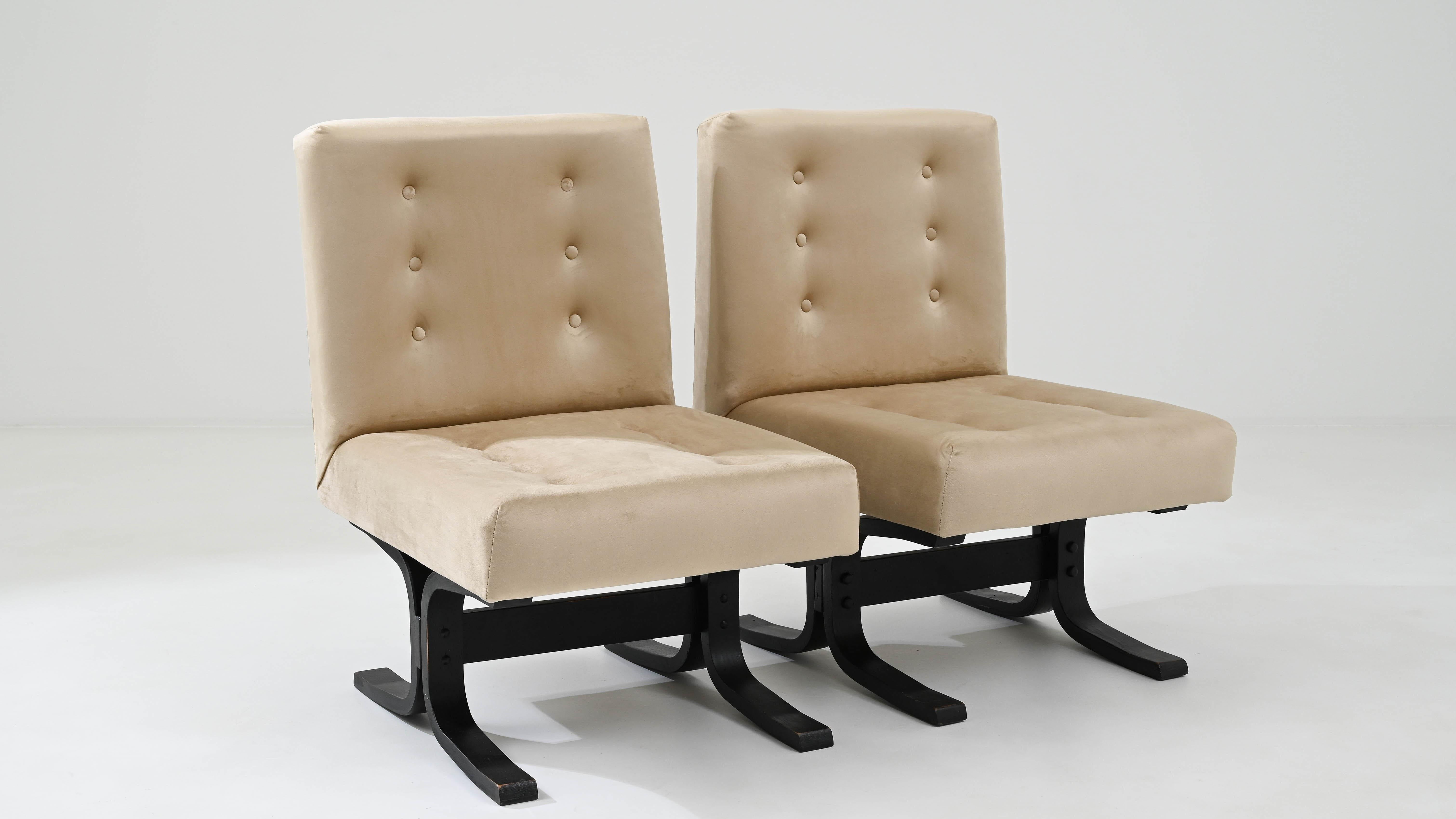 1960er Jahre Tschechische gepolsterte Stühle von Ludvik Volak, ein Paar im Angebot 4