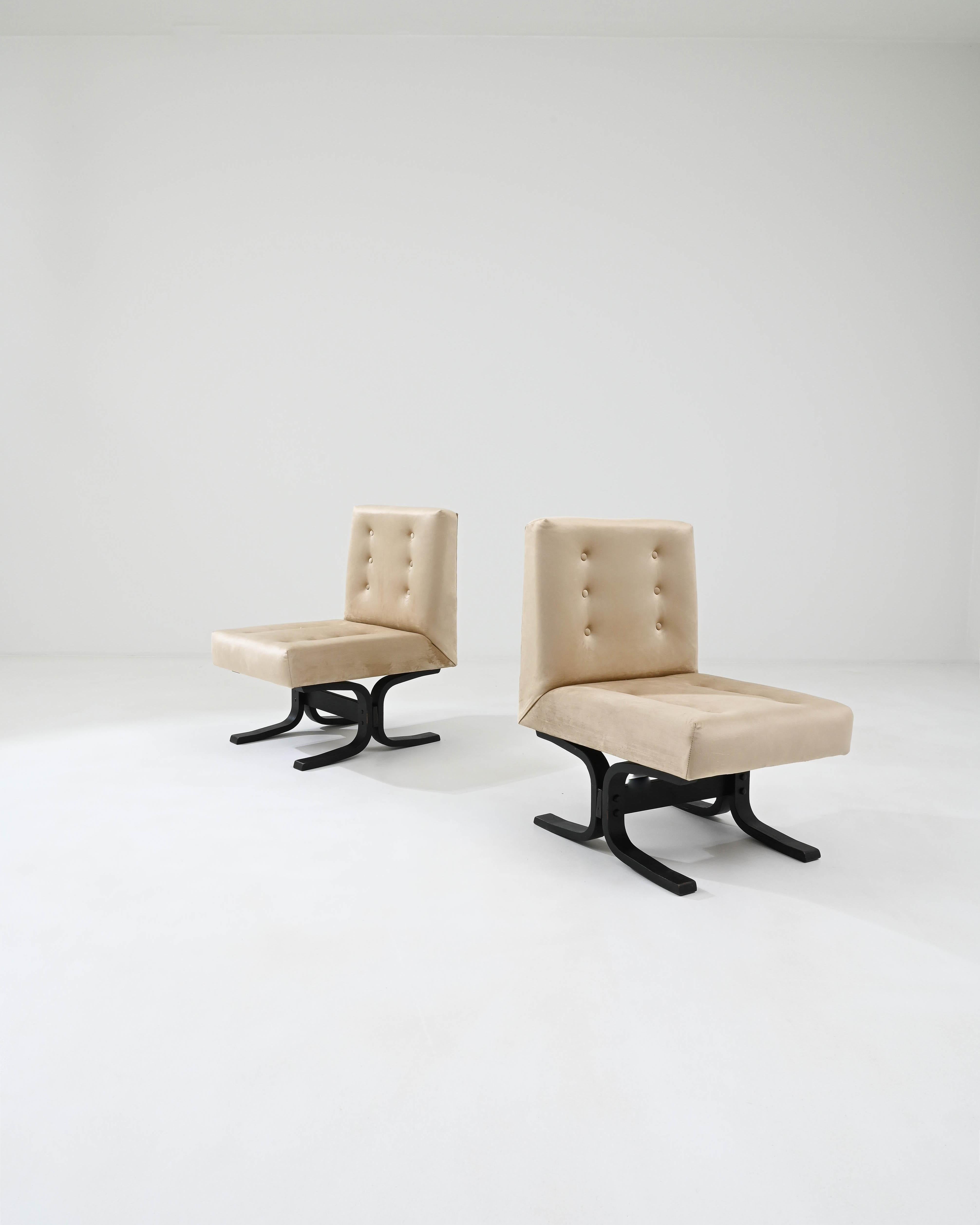 Cet ensemble antique comprend deux chaises tchèques rembourrées des années 1960 de Ludvik Volak, qui incarnent le design moderne du milieu du siècle. La douce teinte safran de la tapisserie d'ameublement dégage une élégance intemporelle. Fabriqués