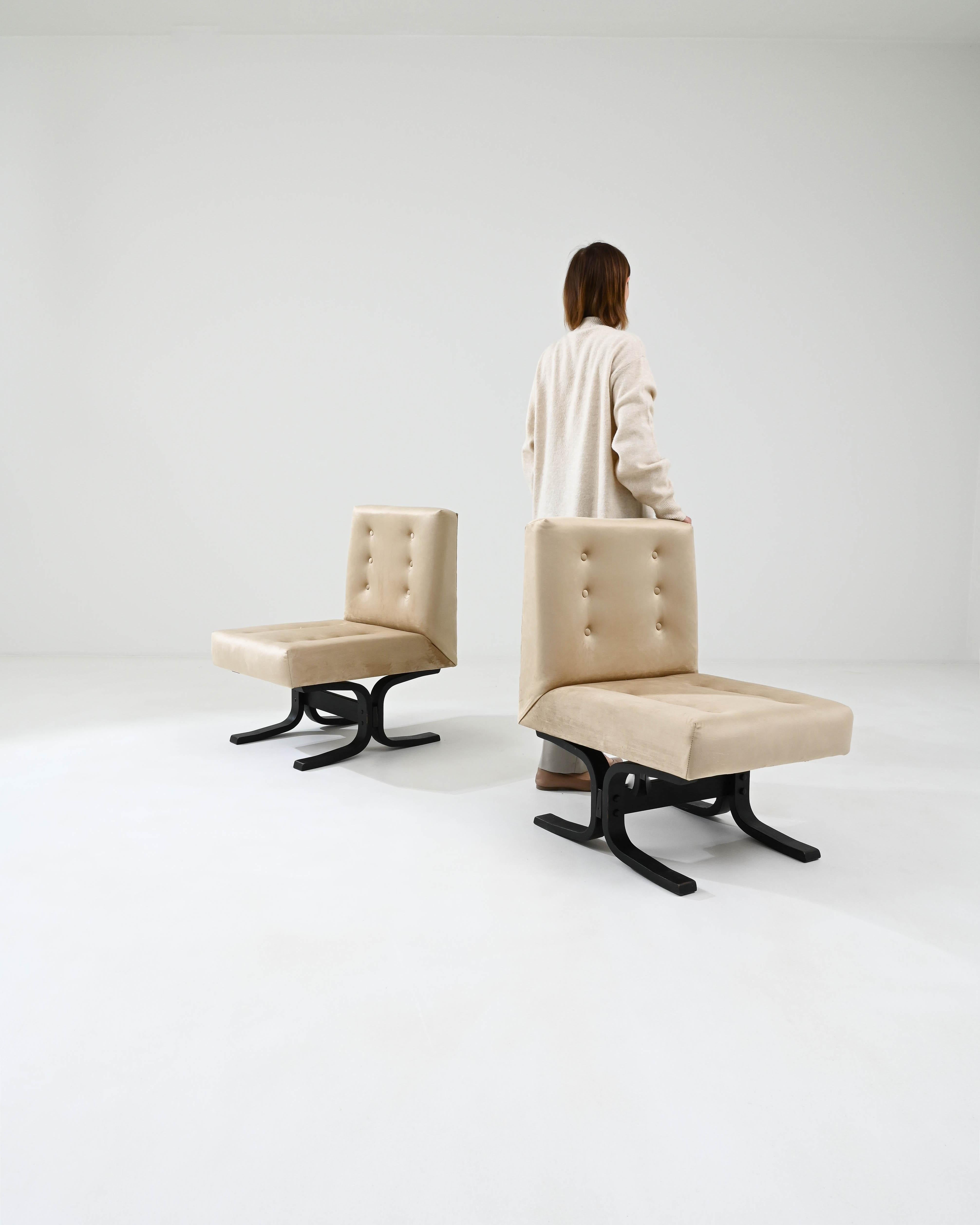 Mid-Century Modern Paire de chaises tchèques rembourrées des années 1960 par Ludvik Volak en vente