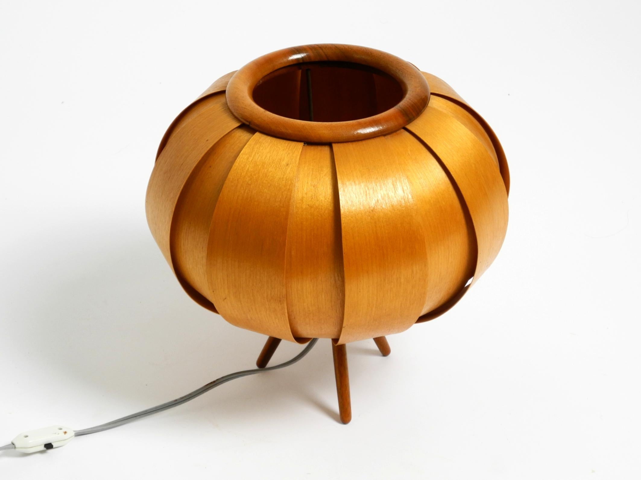 Lámpara trípode de chapa de madera de los años 60 sobre patas de madera.
Toda la pantalla está hecha de chapa de abedul aceitado.
Diseñado por el conocido diseñador industrial checo Stanislav Kučera.
El fabricante es ÚLUV. Fabricado en