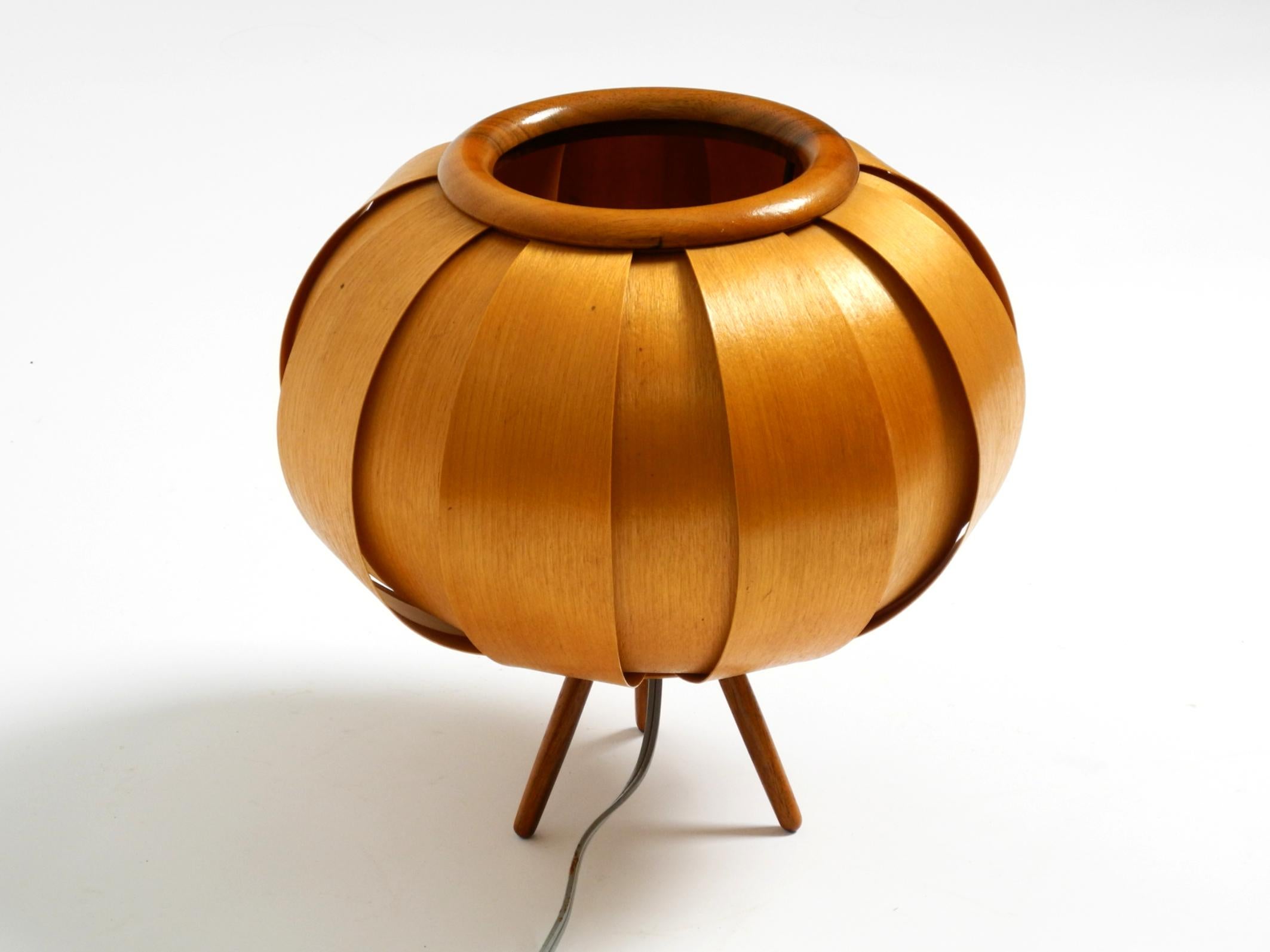 Lámpara trípode checa de chapa de madera de los años 60, de Stanislav Kučera para ÚLUV en Bueno estado para la venta en München, DE