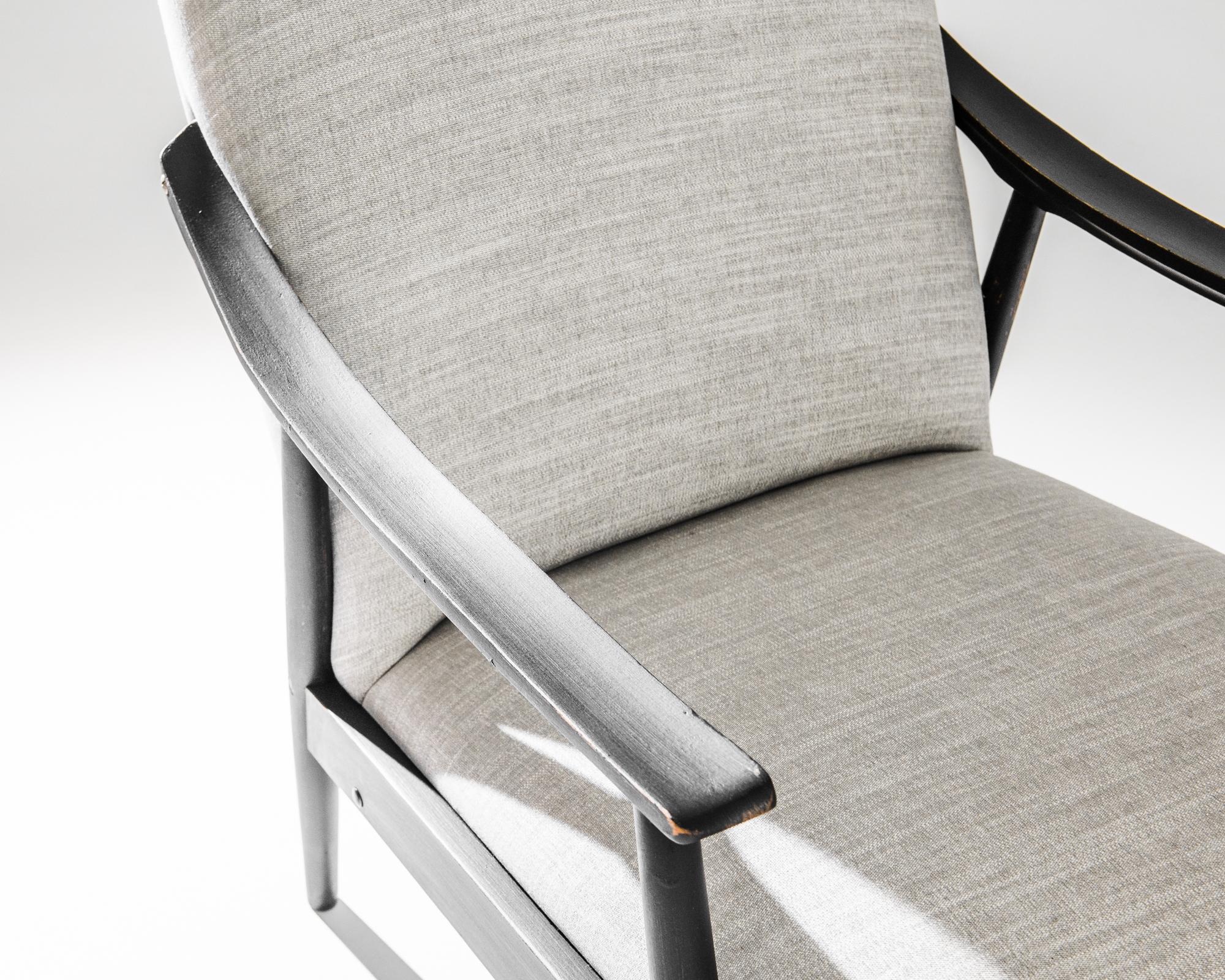 Questa coppia di poltrone in legno ceco degli anni '60 cattura l'essenza del design minimalista con un tocco modernista. Realizzate con un'elegante struttura in legno nero, queste sedie presentano una struttura pulita e angolare che è al tempo