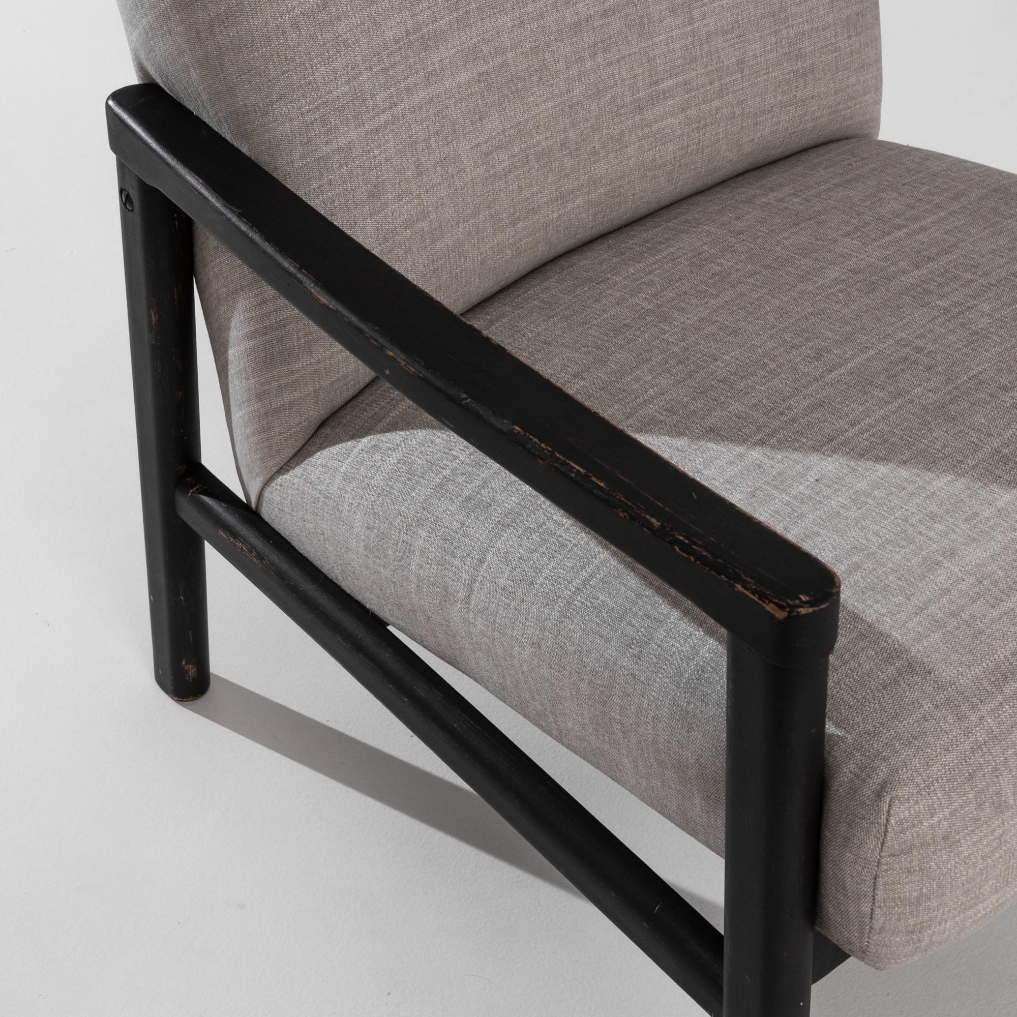 Cette paire de fauteuils en bois tchèque des années 1960 incarne l'esthétique minimaliste du modernisme du milieu du siècle, offrant une option d'assise à la fois élégante et confortable pour n'importe quel espace. Les chaises sont construites en