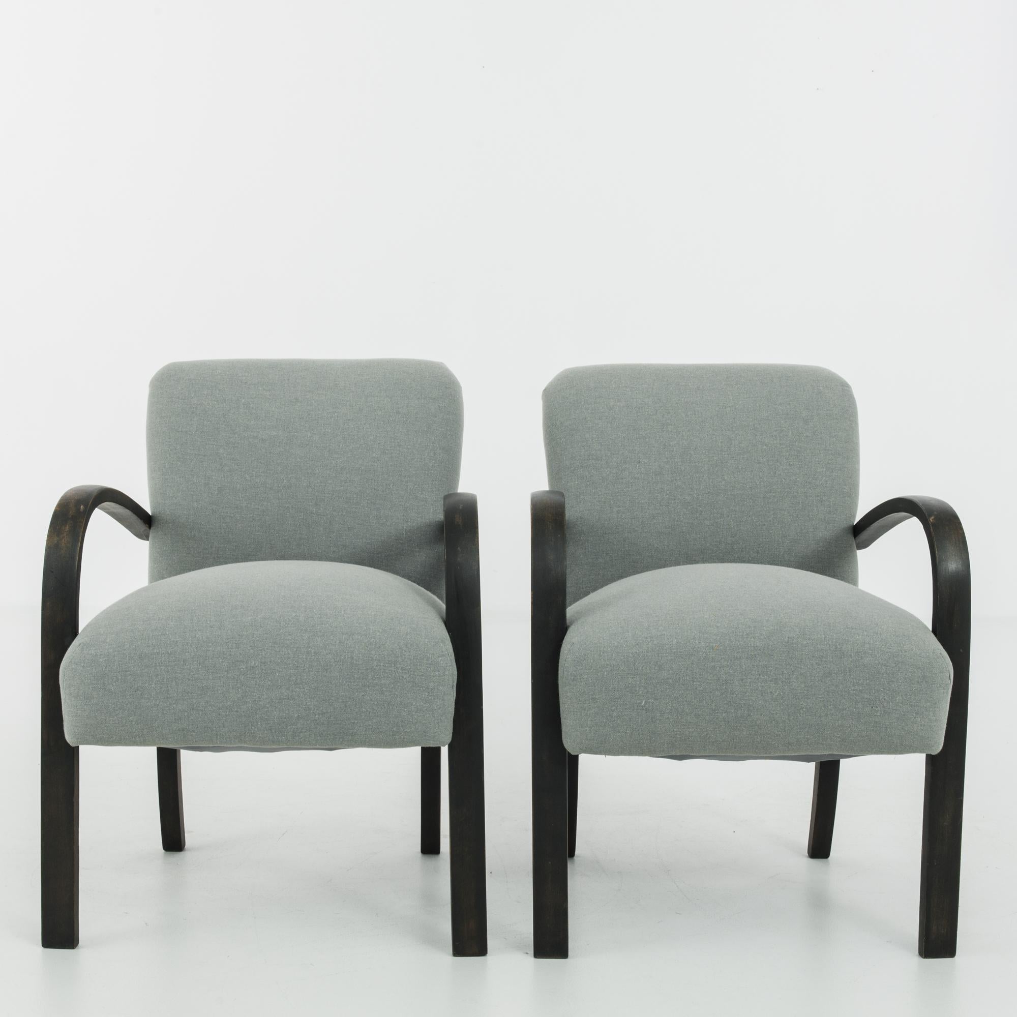 Eleva il tuo spazio abitativo con questa sofisticata coppia di poltrone in legno ceco degli anni '60. Realizzate con attenzione ai dettagli, queste sedie incarnano l'eleganza del design di metà secolo e offrono un comfort senza tempo. Le sedie sono