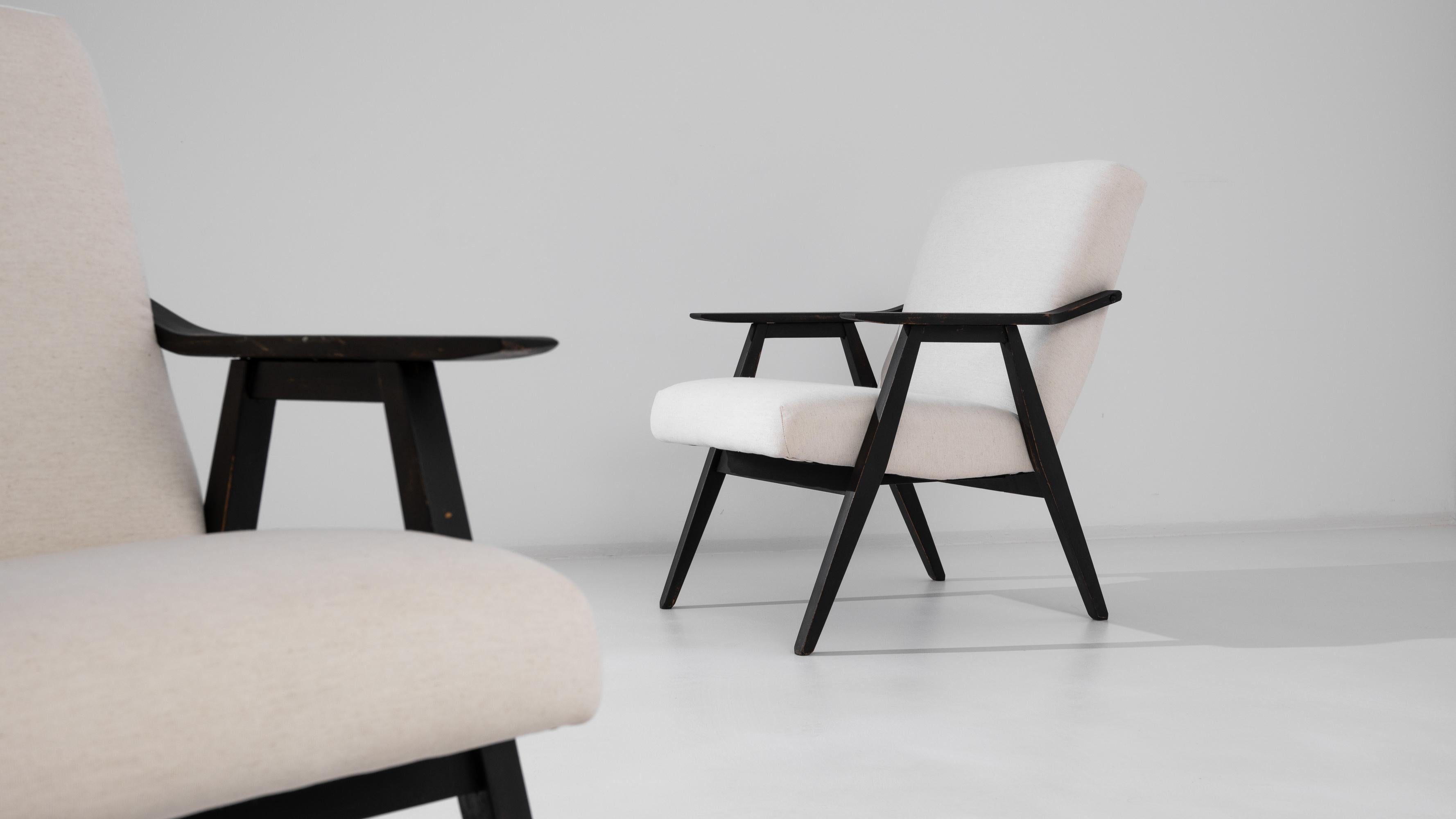 Tissu d'ameublement Paire de fauteuils en bois tchèques des années 1960 en vente