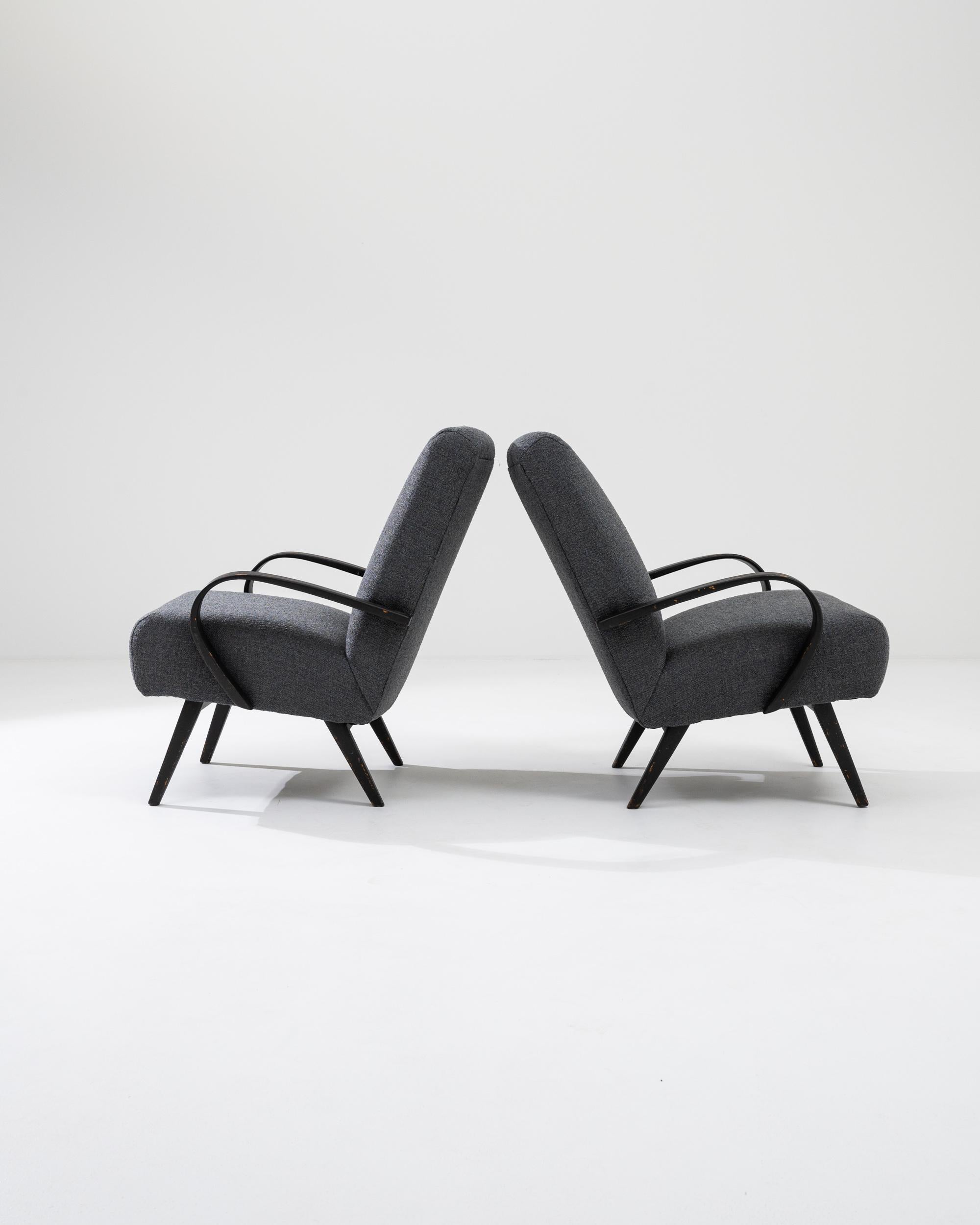 20ième siècle Paire de fauteuils en bois tchèques des années 1960 par J. Halabala en vente