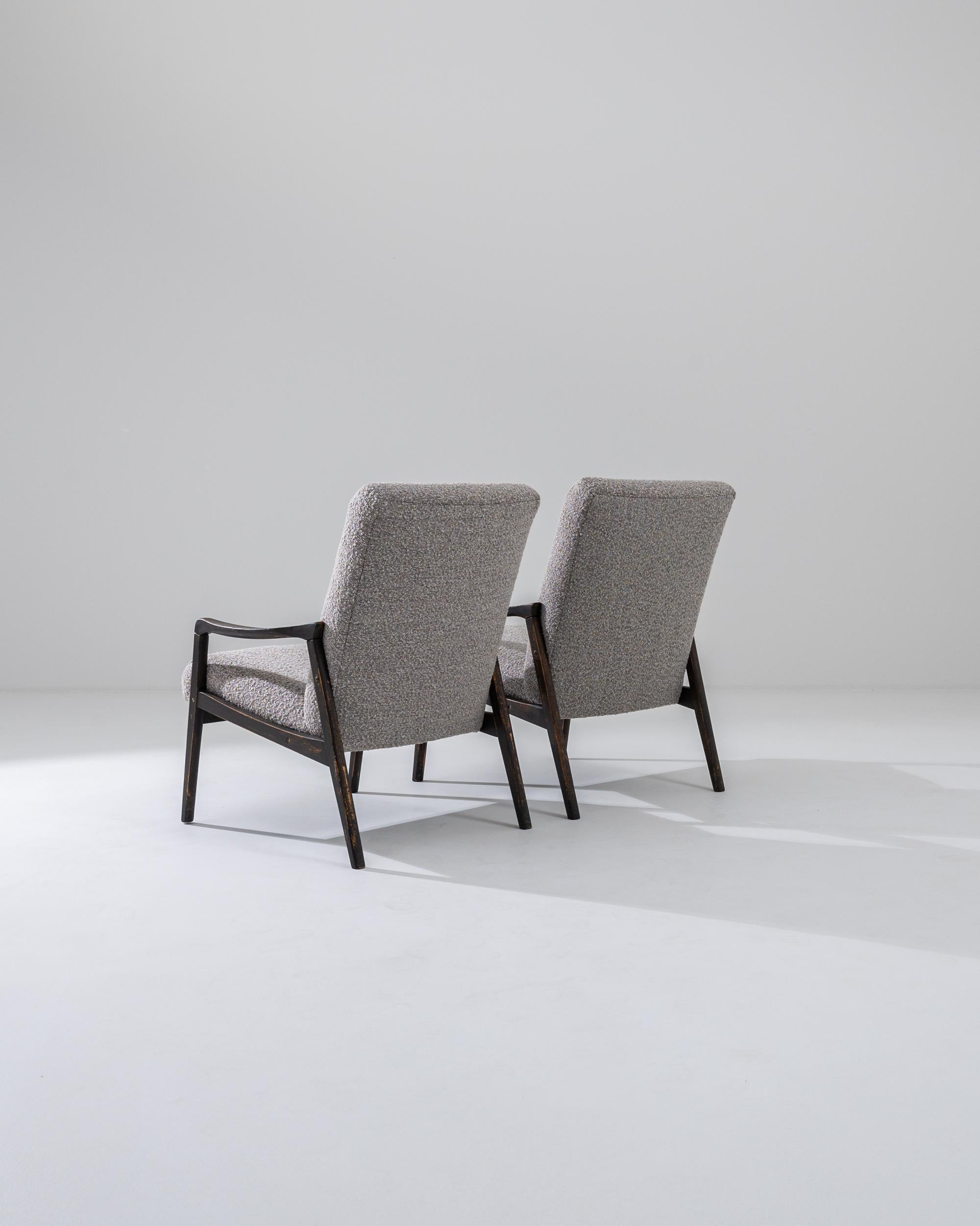 Tissu d'ameublement Paire de fauteuils tchèques tapissés en bois des années 1960 par J. Halabala en vente