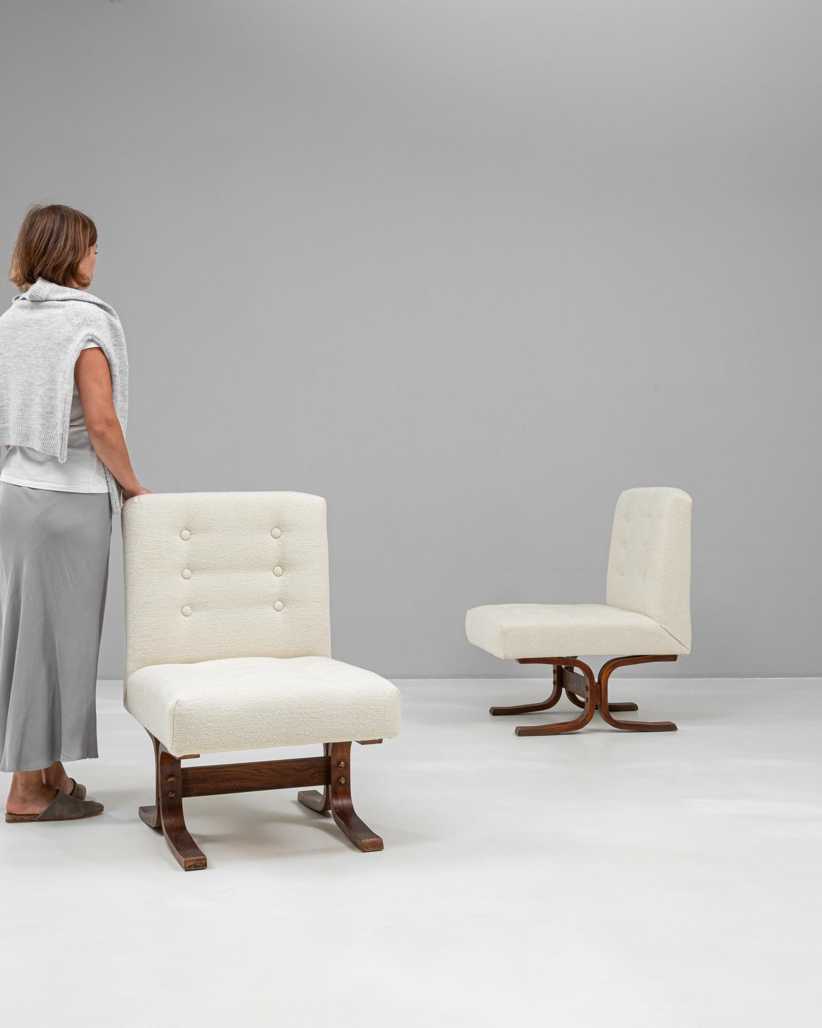 Questa coppia di sedie ceche degli anni '60 di Ludvik Volak cattura l'essenza del design moderno di metà secolo con le sue linee pulite e la sua eleganza senza tempo. Le sedie sono caratterizzate da una struttura in legno curvato di ottima fattura
