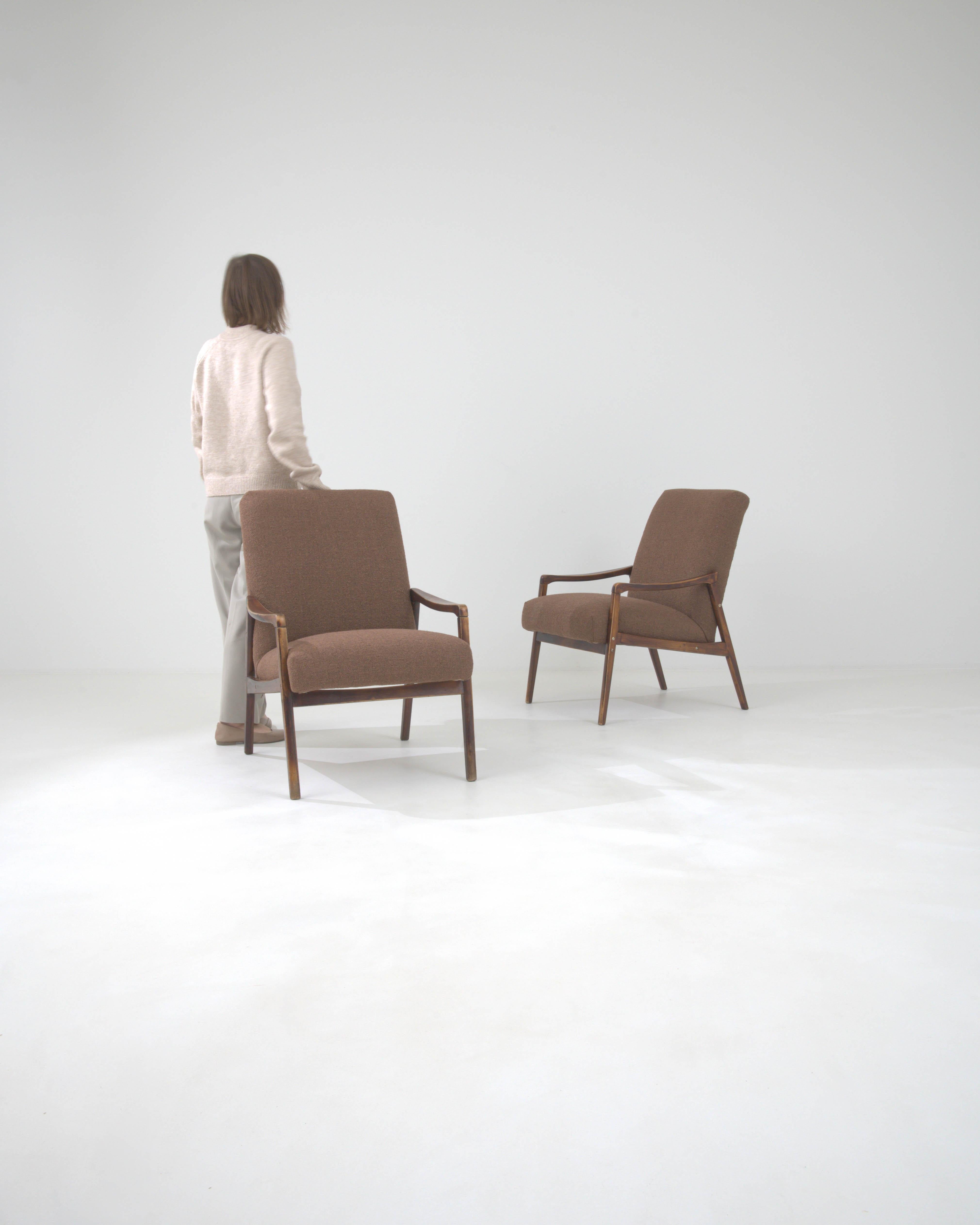 Découvrez la quintessence de la fusion de la forme et de la fonction avec notre paire de fauteuils tapissés Czechia des années 1960. Ces pièces emblématiques illustrent l'élégance minimaliste de l'époque, avec des lignes épurées et un cadre en bois