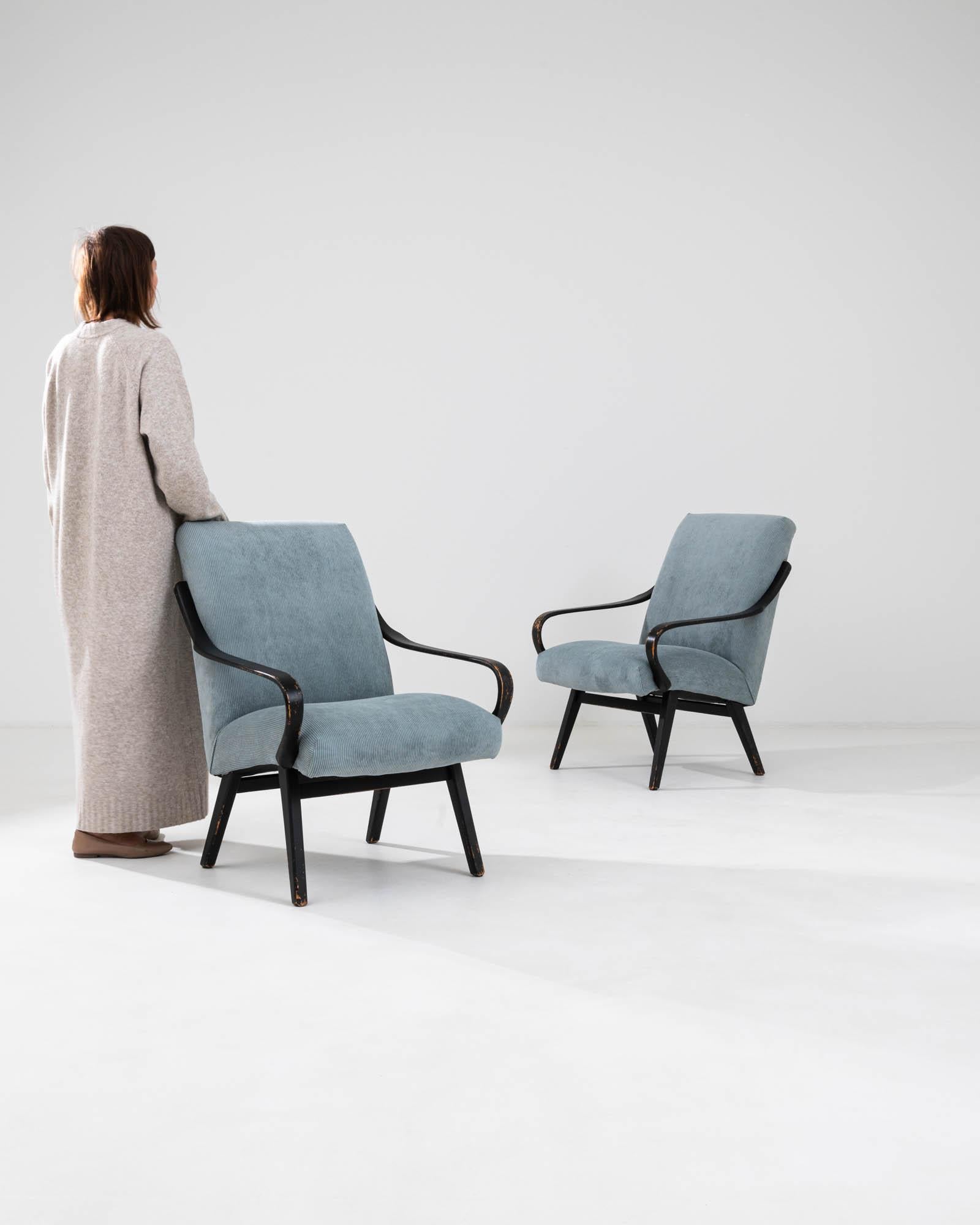 Laissez-vous séduire par l'incarnation du design moderne du milieu du siècle avec cette paire de fauteuils tchèques des années 1960 de TON. En clin d'œil à l'artisanat européen intemporel, ces chaises sont dotées d'un élégant cadre laqué noir qui se