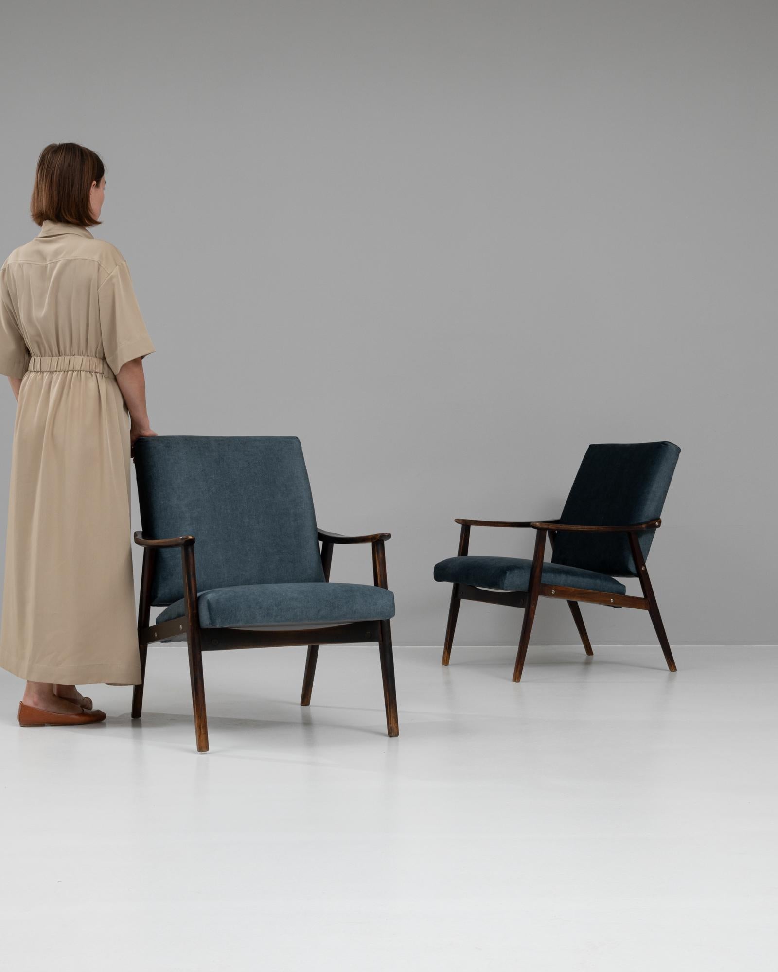 Cette paire de fauteuils Czechia des années 1960 incarne l'élégance du milieu du siècle avec un design intemporel qui s'intègre aussi bien dans les intérieurs classiques que contemporains. Chaque chaise est dotée d'un cadre en bois robuste dans une