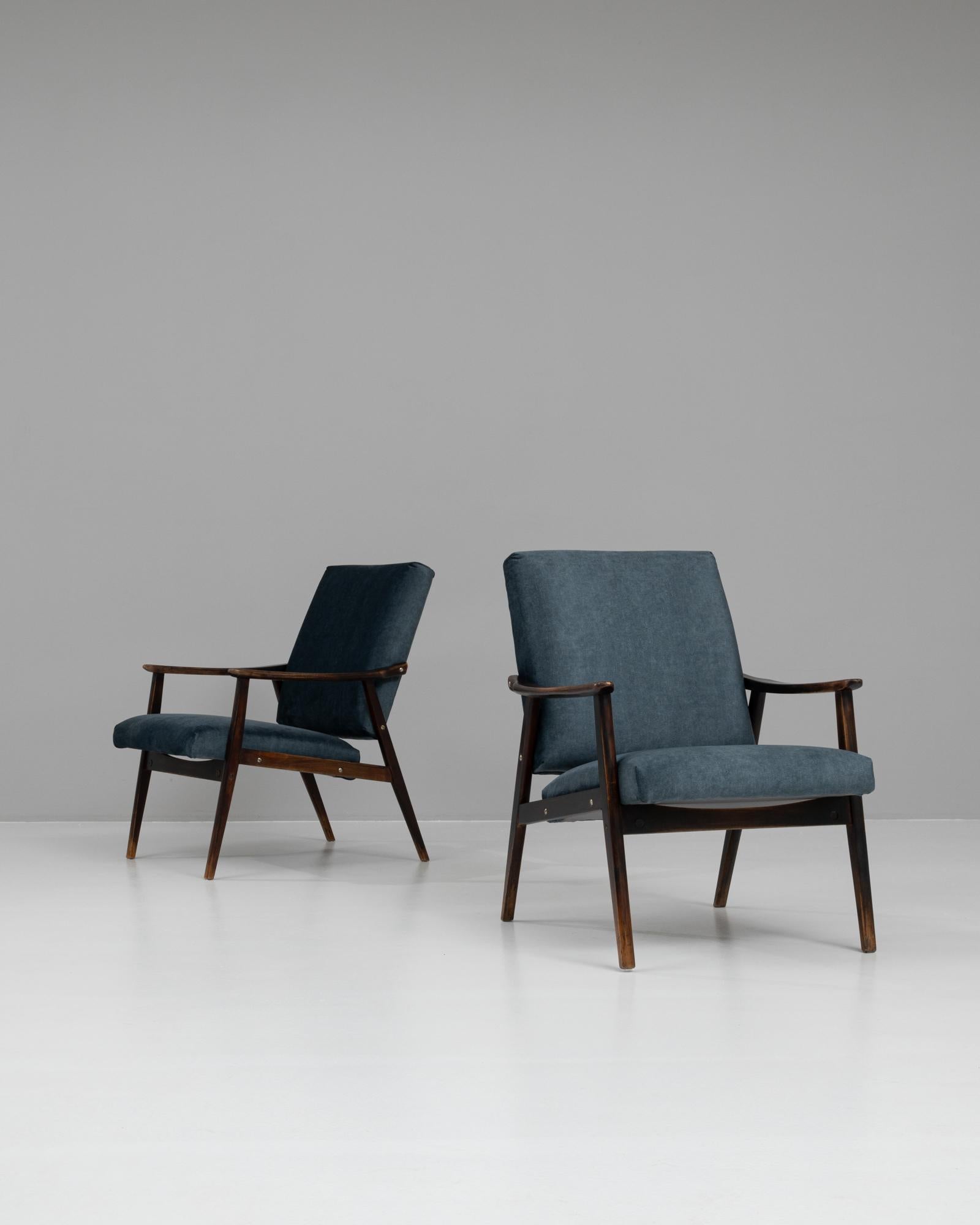 Tchèque Paire de fauteuils en bois tchèques des années 1960 en vente