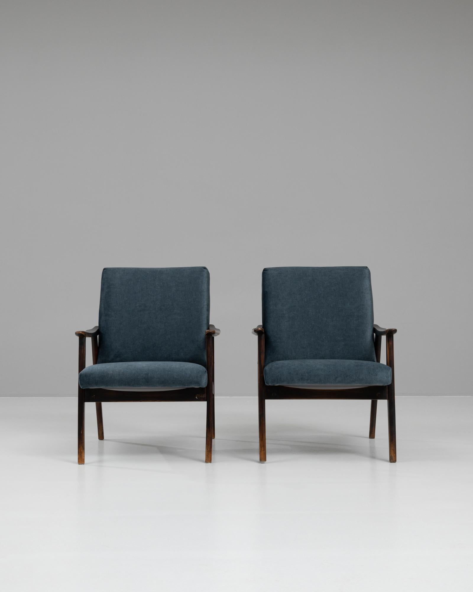 Paire de fauteuils en bois tchèques des années 1960 Bon état - En vente à High Point, NC