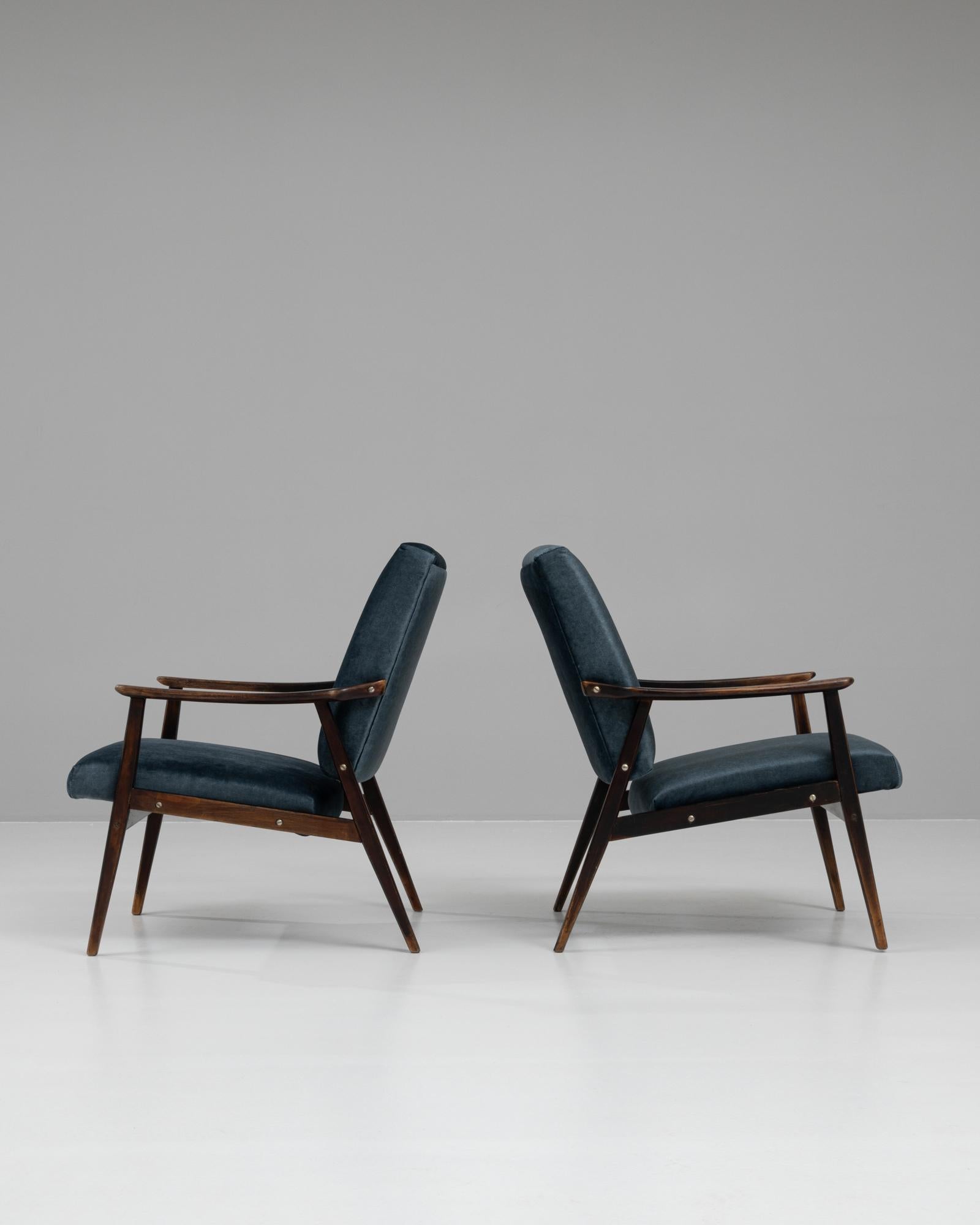 20ième siècle Paire de fauteuils en bois tchèques des années 1960 en vente