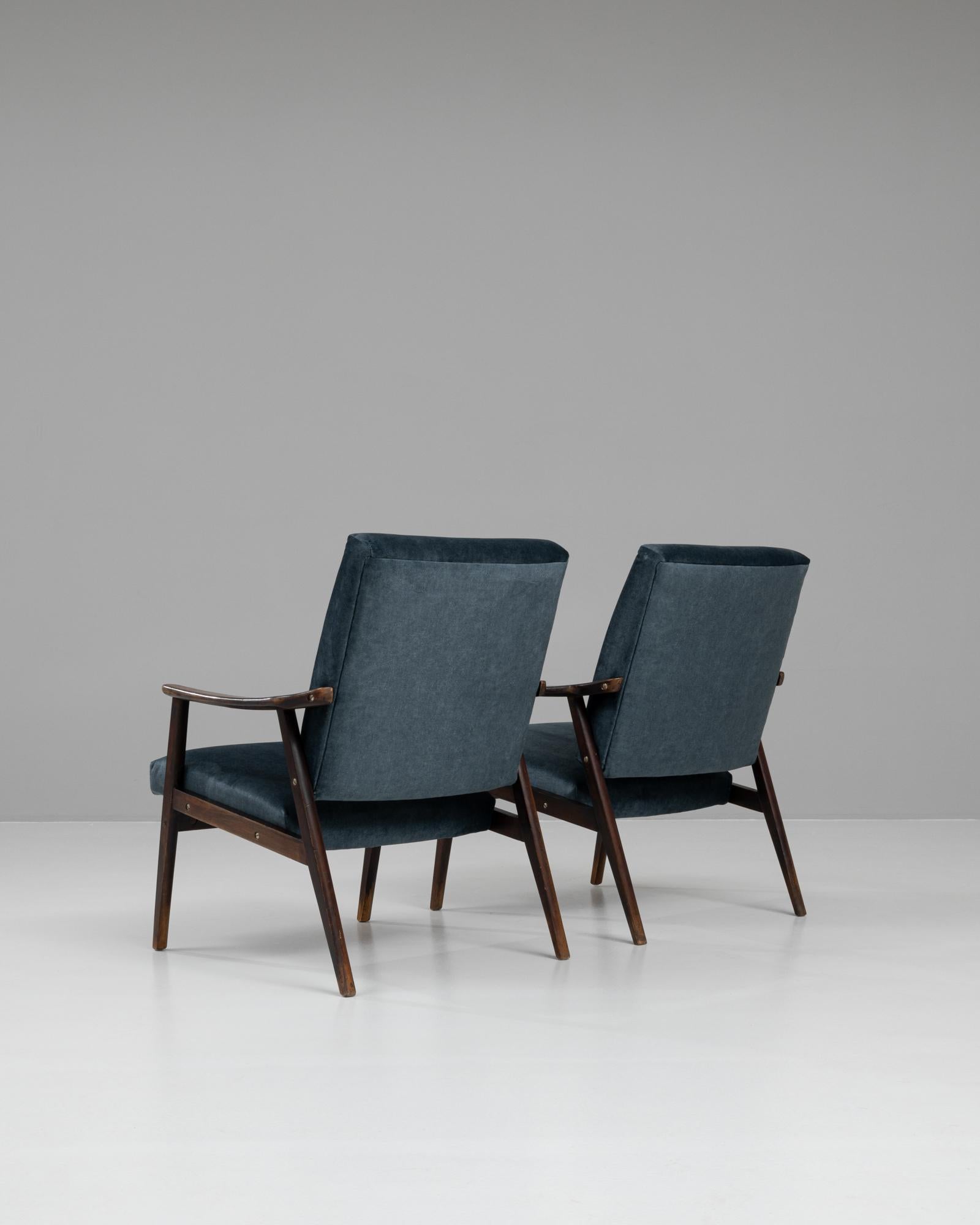Tissu d'ameublement Paire de fauteuils en bois tchèques des années 1960 en vente