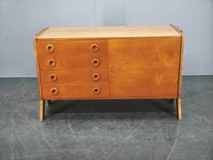 1960er Jahre Tschechoslowakisches Ahorn-Sideboard mit Schubladen und Kabinett