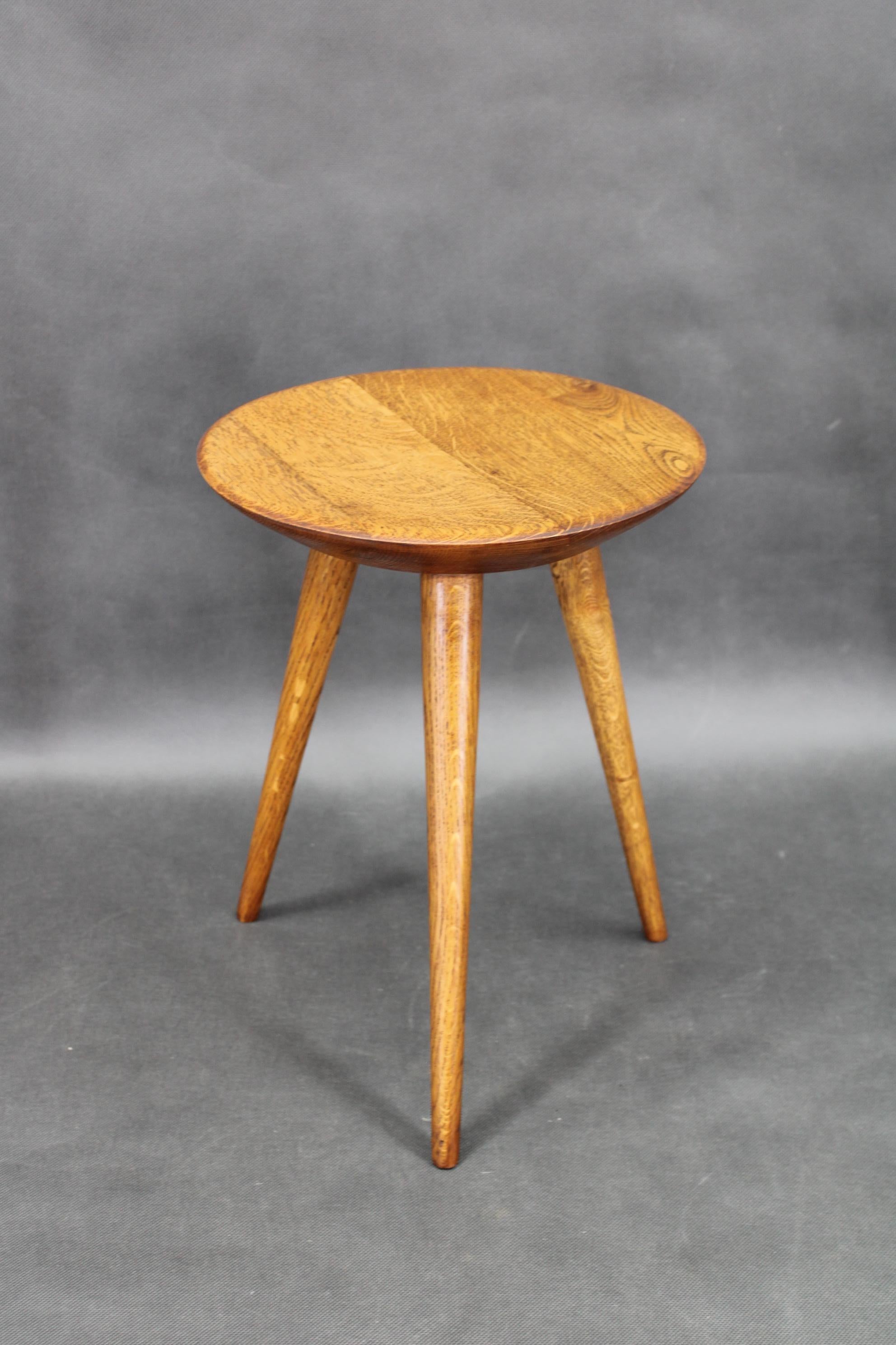 1960s Czechoslovak Oak Tripod Stools by ULUV, Restored Rustic Mid-Century Pair In Good Condition For Sale In Praha, CZ