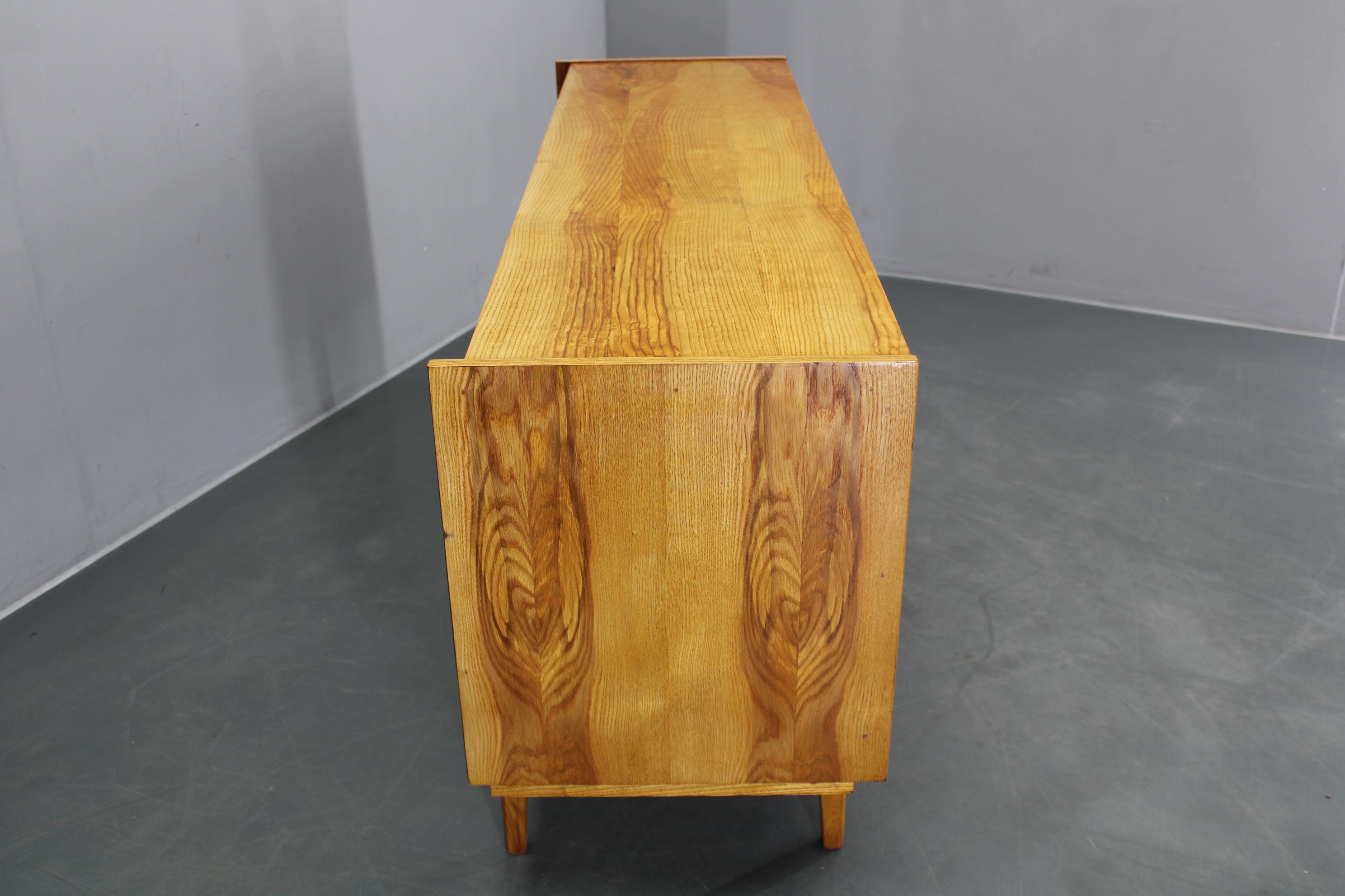 1960s Czechoslovakian Maple Veneer Sideboard, High Gloss Finish For Sale 4