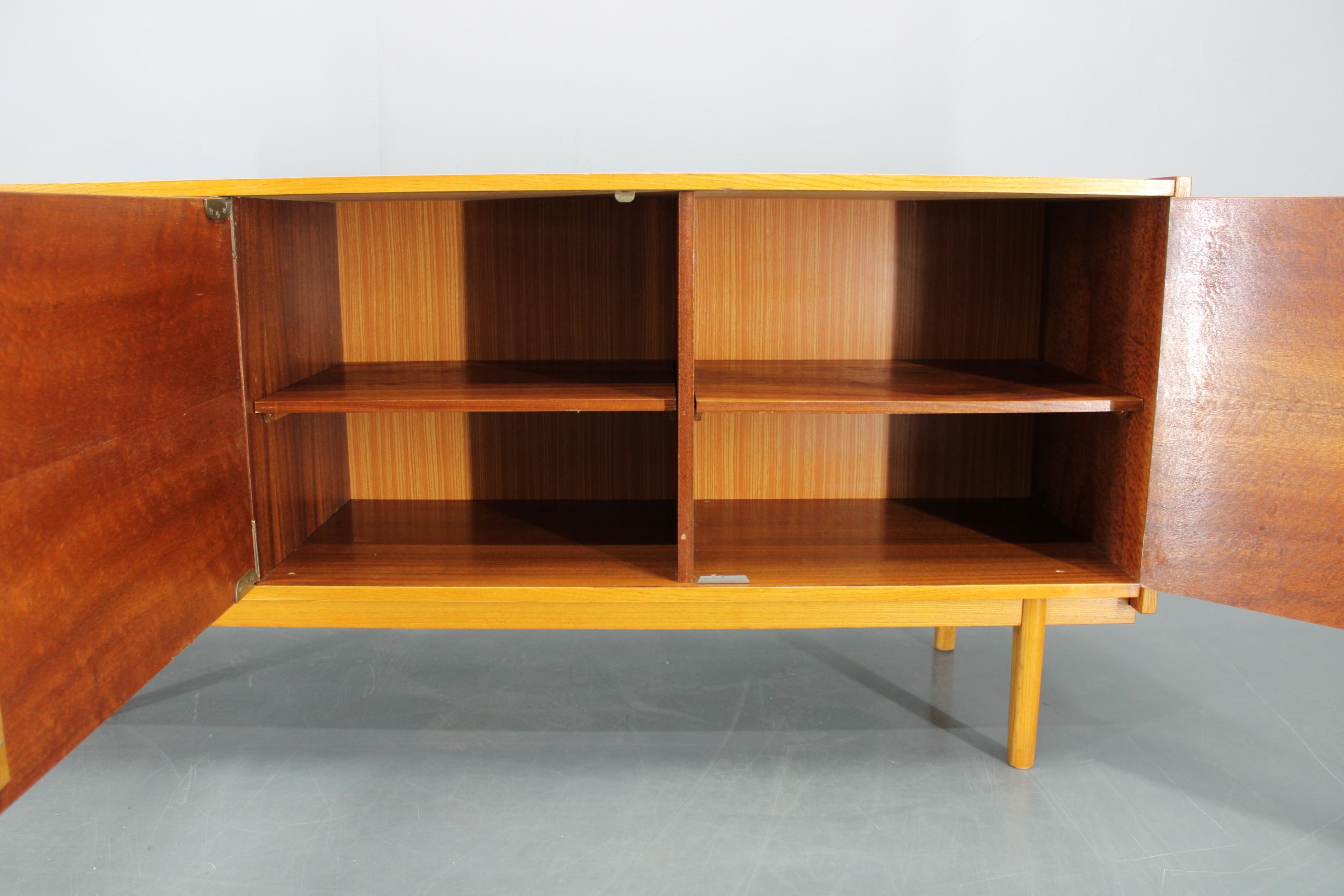1960s Czechoslovakian Maple Veneer Sideboard, High Gloss Finish For Sale 6