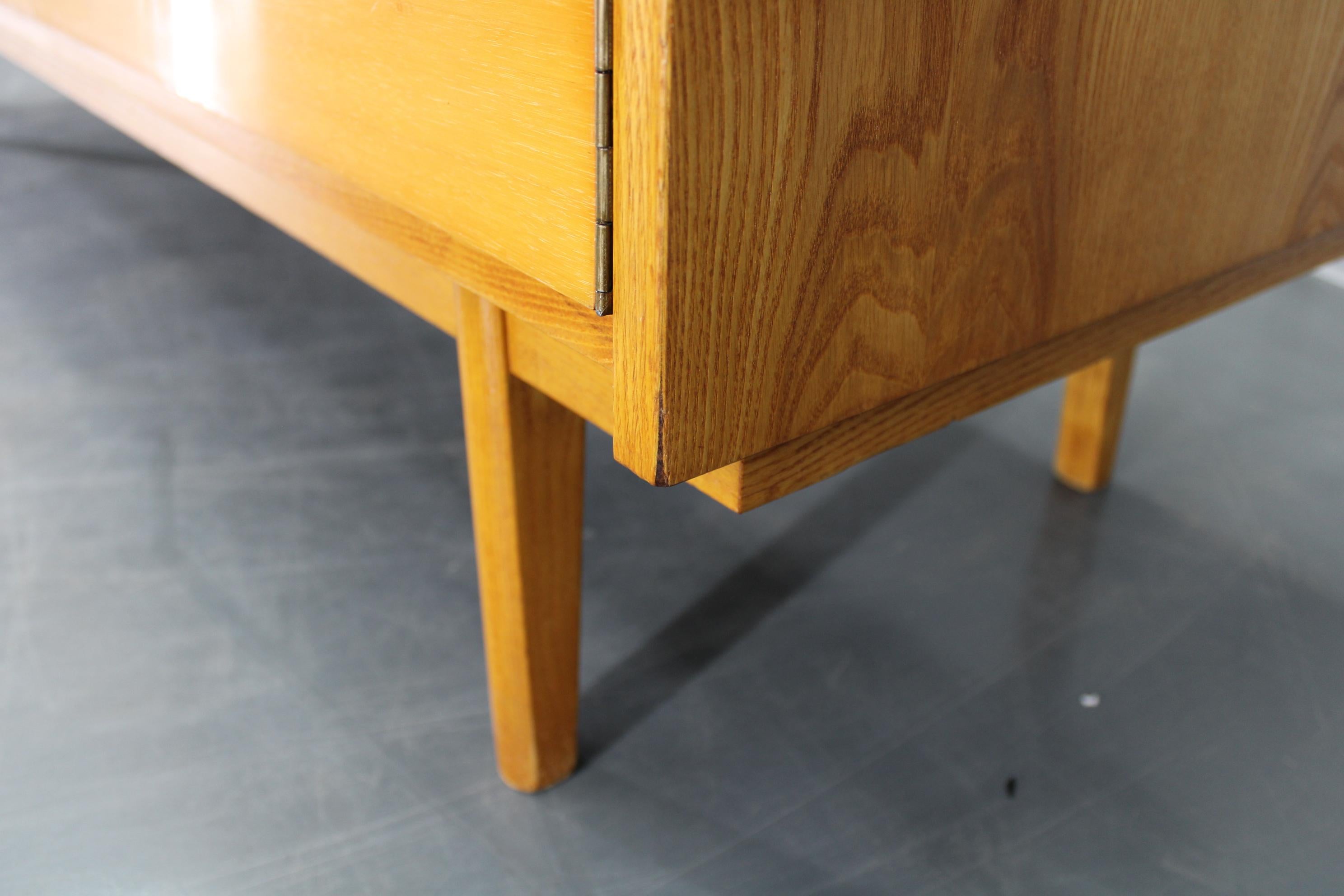 1960s Czechoslovakian Maple Veneer Sideboard, High Gloss Finish For Sale 14