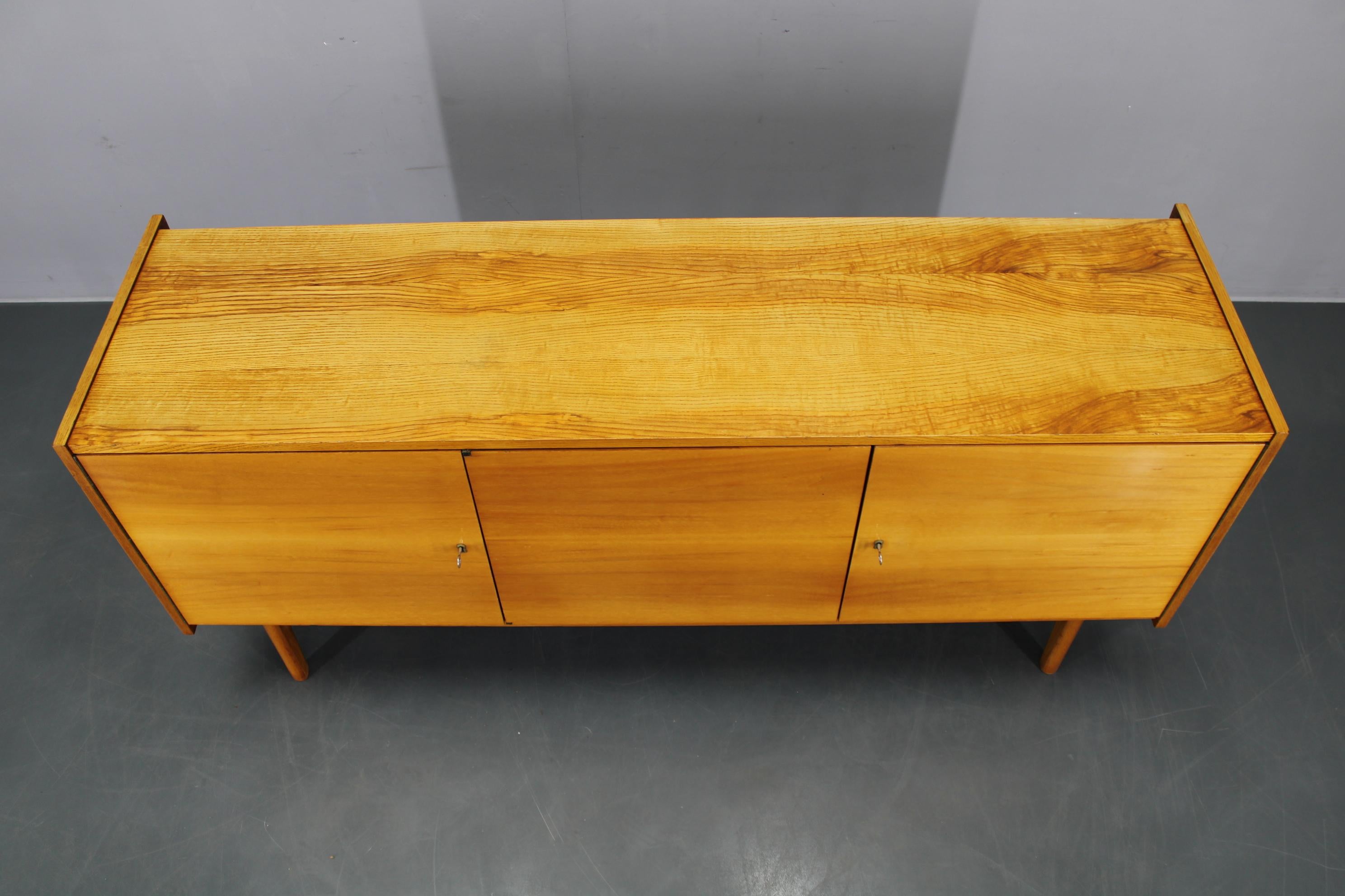 1960s Czechoslovakian Maple Veneer Sideboard, High Gloss Finish In Good Condition For Sale In Praha, CZ