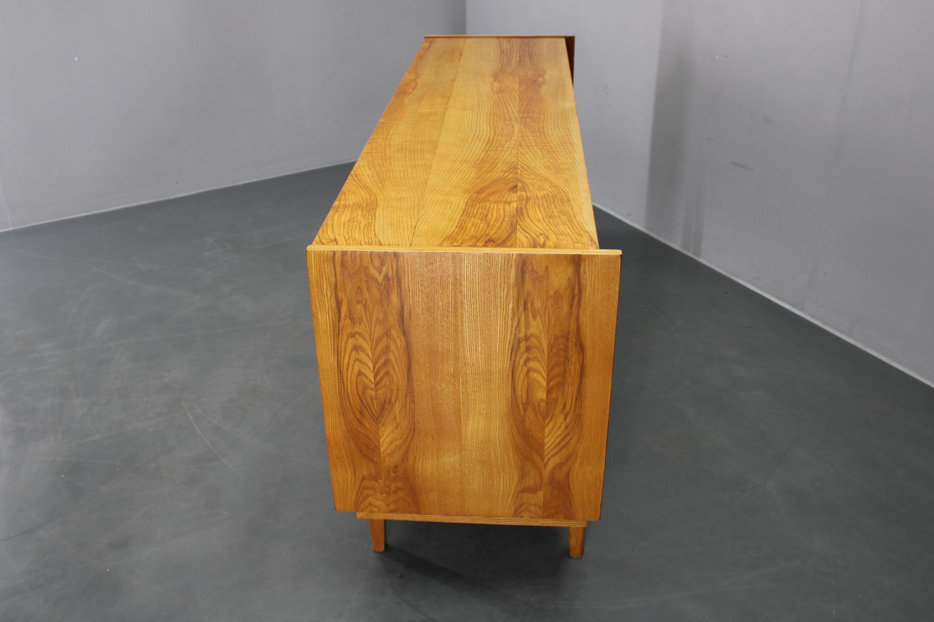 1960s Czechoslovakian Maple Veneer Sideboard, High Gloss Finish For Sale 1