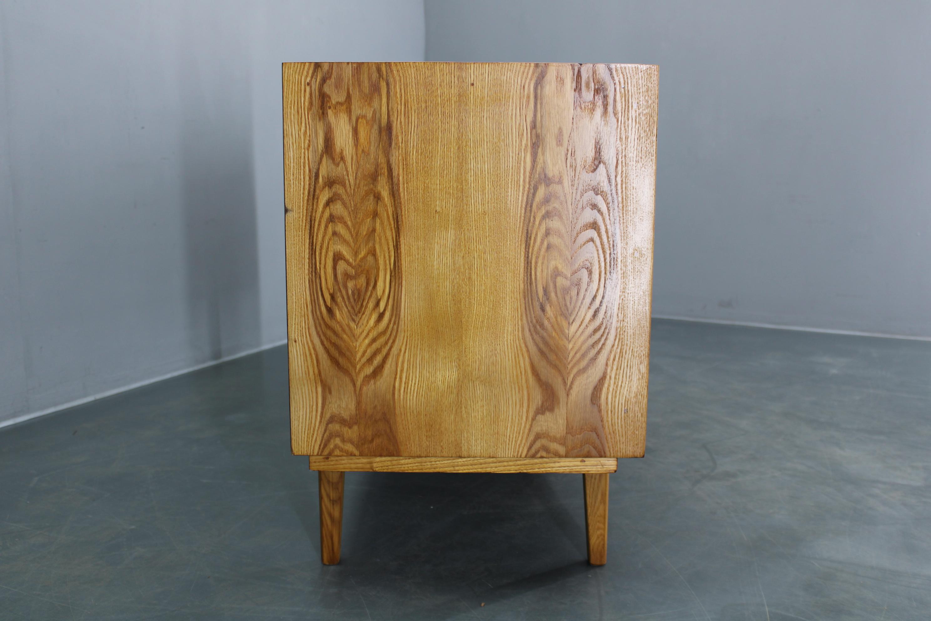 1960s Czechoslovakian Maple Veneer Sideboard, High Gloss Finish For Sale 3