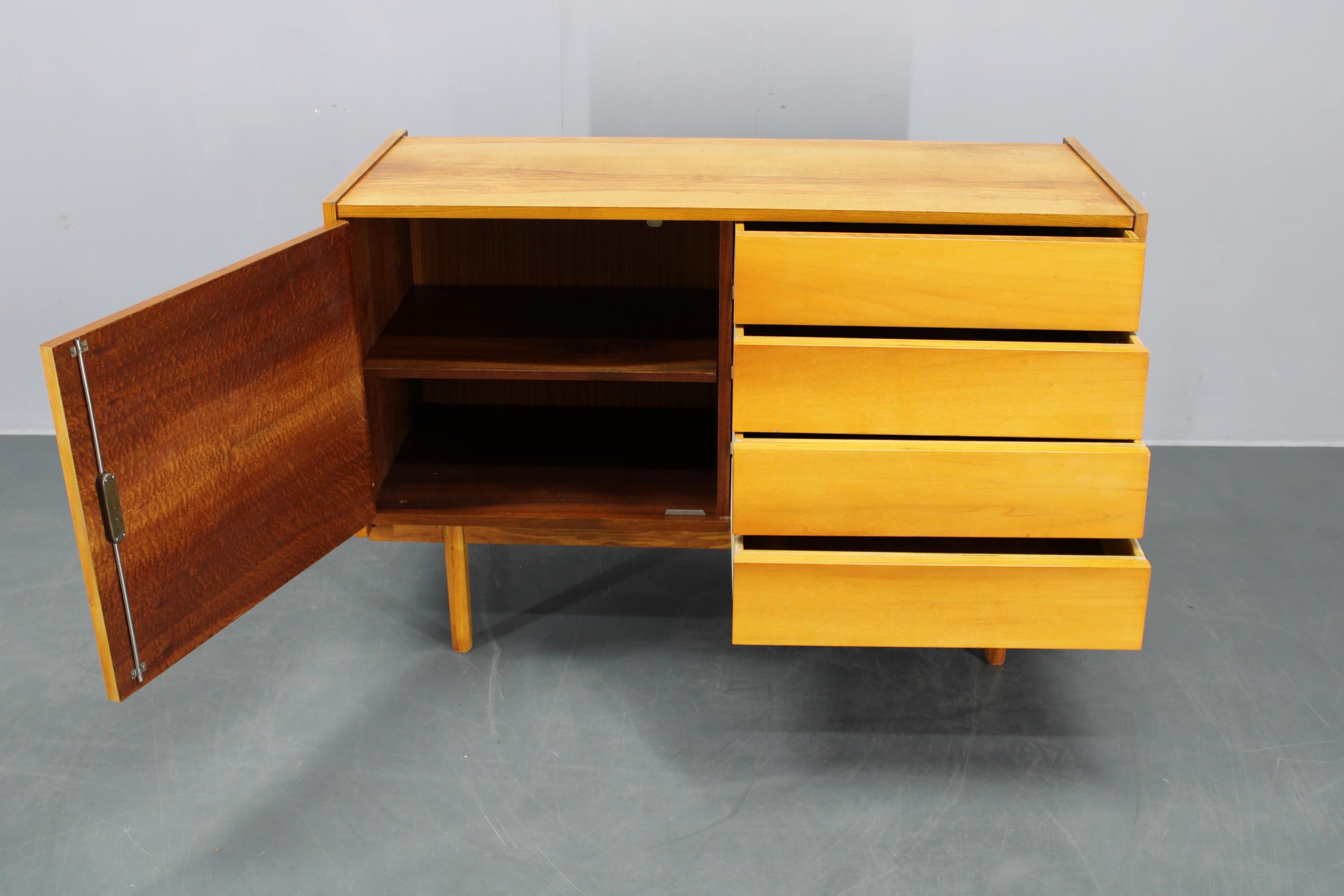 1960s Czechoslovakian Maple Veneer Sideboard with Solid Maple Wood, Gloss Finish For Sale 5