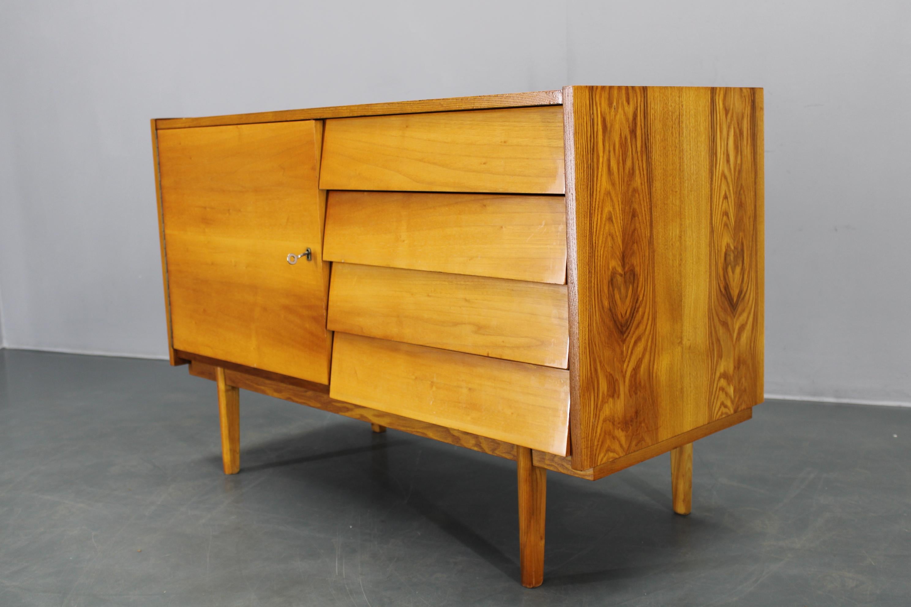 1960s Czechoslovakian Maple Veneer Sideboard with Solid Maple Wood, Gloss Finish For Sale 1