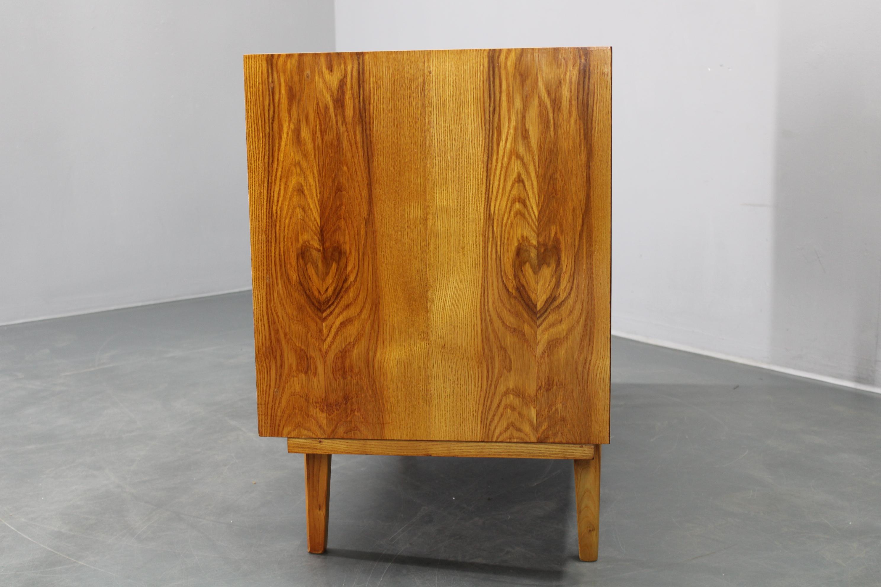 1960s Czechoslovakian Maple Veneer Sideboard with Solid Maple Wood, Gloss Finish For Sale 2