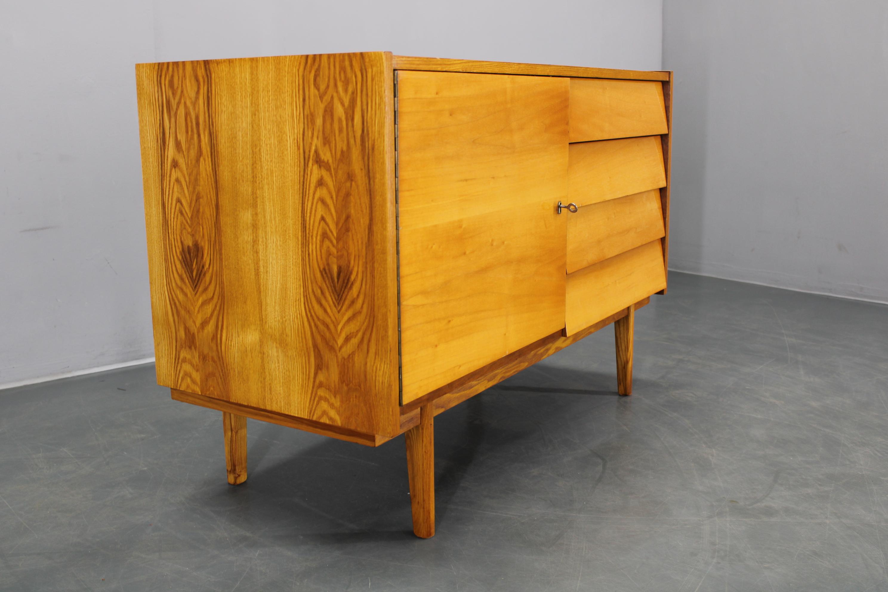 1960s Czechoslovakian Maple Veneer Sideboard with Solid Maple Wood, Gloss Finish For Sale 3